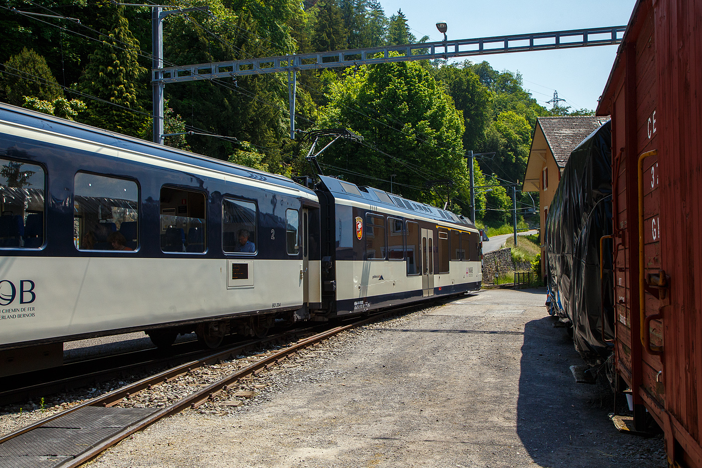 Der MOB vierachsige 2. Klasse Personenwagen mit Gepäckabteil BD 204, ex B 204, ex A 81 II, am 27.05.2023 im Zugverband im Bahnhof Chamby.

Die MOB (Montreux Oberland Bernois / Montreux-Berner Oberland-Bahn) haben ihr Rollmaterial immer wieder umgebaut. Bei den Wagen B203 sowie BD 204-206 handelt es sich bereits um den zweiten Umbau im Jahre 1995 aus Plattformwagen, die ihrerseits 1972 auf alten Untergestellen entstanden sind.

Im Jahr 1911 wurde der A 81 mit verblechten Holzkasten und offenen Plattformen gebaut, 1961 erhielt dieser SIG Torsionsstab–Drehgestelle. Im Jahr 1968 wurde der Wagen abgebrochen, da er fast neue Drehgestelle besaß wurde das Untergestell weiter für den Aufbau für den B 204 verwendet. Der neue Wagenkasten wurde nach den Konstruktionsprinzipien der EW I von der FFA (Flug- und Fahrzeugwerke Altenrhein AG) darauf gebaut. Resultat war ein siebenfenstriger leichter Wagen mit 7 Fenstern, offenen Plattformen, ohne WC. Bei der MOB entstanden vier solcher FFA-Umbauwagen mit Sickendach.

Um diese Wagen weiter verwenden zu können, ließ die MOB die Wagen ab 1994 bei R+J (Ramseier + Jenzer AG Bern) verlängern, mit normalen Einstiegen wie die EW I sowie einem erhöhten Dach versehen und rüstete sie mit neuer Inneneinrichtung und WC aus. So entstanden der B 203 und die BD 204–206, der BD 204 im Jahr 1997. Anschließend wurden auch einige echte EW I einer vergleichbaren Modernisierung unterzogen. Dabei wurde die Fensterteilung beibehalten. 

TECHNISCHE DATEN:
Hersteller: MOB / R&J / FFA / SIG
Spurweite: 1.000 mm (Meterspur)
Achsanzahl: 4 (in 2 Drehgestellen)
Länge über Puffer: 18.020 mm / ursprünglich 14.250 mm
Wagenkastenlänge: 17.020 mm
Höhe: 3.700 mm
Breite: 2.650 mm
Drehzapfenabstand: 12.100 mm / ursprünglich 8.680 mm
Achsabstand im Drehgestell: 1.800 mm
Drehgestell Typ: SIG- Torsionsstab
Laufraddurchmesser: 750 mm (neu)
Eigengewicht: 19,9 t / ursprünglich 13,9 t
Höchstgeschwindigkeit: 80 km/h
Sitzplätze: 46 (in der 2. Klasse) 
Ladefläche: 9,3 m² / 2,0 t
WC: 1

Quellen: x-rail.ch und wikipedia