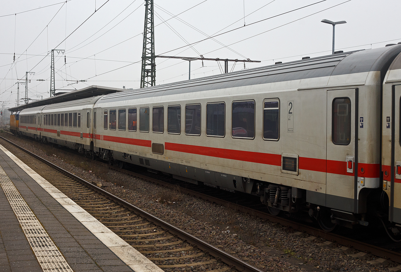 Der modernisierte klimatisierte zweite Klasse IC Groraum-Reisezugwagen, D-DB 61 80 20-91 597-0, der Gattung Bpmmz 284.5, der DB Fernverkehr AG, eingereiht im Zugverband als Wagen Nr. 26 in den IC 146 (Berlin – Amsterdam), am 21 Januar 2025 im Bahnhof Rheine.