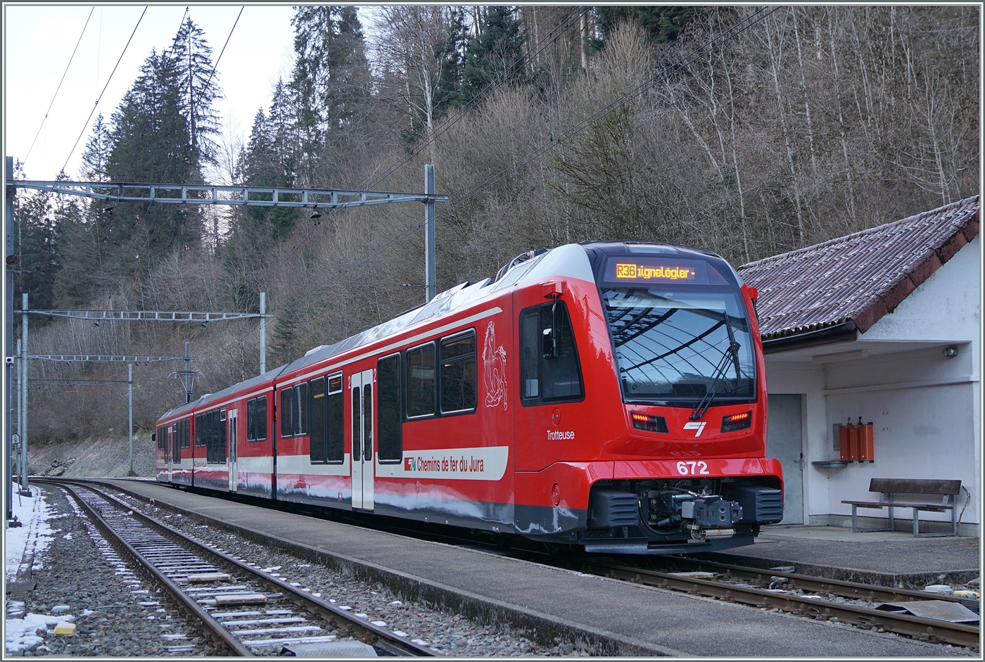 Der neue CJ ABe 4/12 672 wendet im Spitzkehrbahnhof Combe Tabeillon. Grundsätzlich ist es erfreulich, wenn eine Bahngesellschaft neue Züge bekommt. Doch die CJ ABe 4/12 sorgen auch für Probleme: Da sie viel mehr wiegen als die alten CJ Züge ist der Energieverbauch und somit die Betriebskosten höher. Zudem konnte die CJ ihre GTW nicht wie geplant abstossen somit ist infolge der hohen Investition der neuen Züge der Kostendeckungsgrad auf einem sehr tiefen Niveau, dass eigentlich die Strecke auf Busbetrieb ungestellt werden sollte...
(Mit ähnlichen Problemen hat auch die TransN zu kämpfen.) 

13. Jan. 2025 