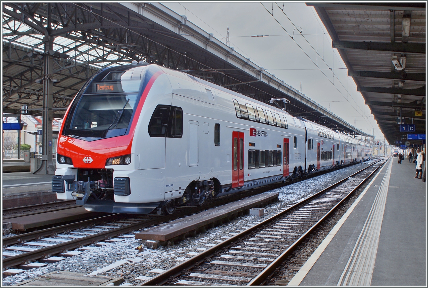 Der neue SBB RABe 512 008 (94 85 0 512 008-9 CH-SBB) für den Fernverkehr bei einer Test-Fahrt in Lausanne. Noch fehlen die Anschriften für die erste und zweite Klasse. 

23. Jan. 2023