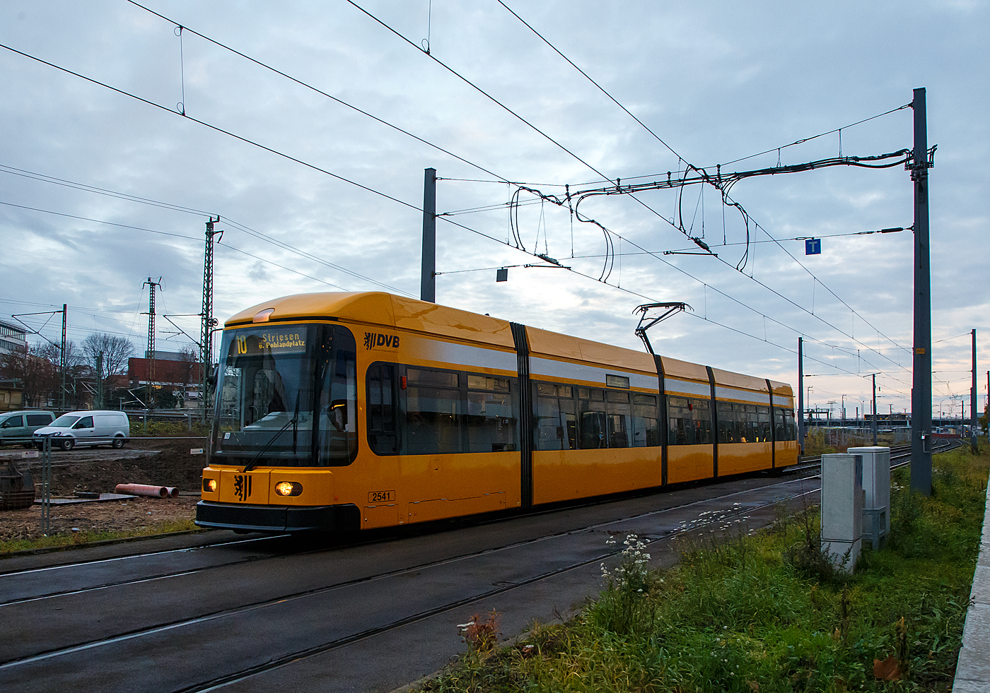 Der Niederflurgelenktriebwagen 2541 (TW-232-541) der Dresdner Verkehrsbetriebe AG (DVB) erreicht am 08.12.2022, als Linie 10 nach Striesen, bald die Haltestelle Hauptbahnhof Dresden (Wiener Platz).

Der Triebwagen vom Typ NGT D 6 DD – ER (Niederflurgelenktriebwagen, Drehgestell, 6 Achsen, Typ Dresden, Einrichtungswagen bzw. für eine Fahrtrichtung) wurde 1998 von DWA in Bautzen (auch Siemens, ADtranz, DUEWAG waren beteiligt) gebaut. Der Niederfluranteil beträgt ca. 70 %.
