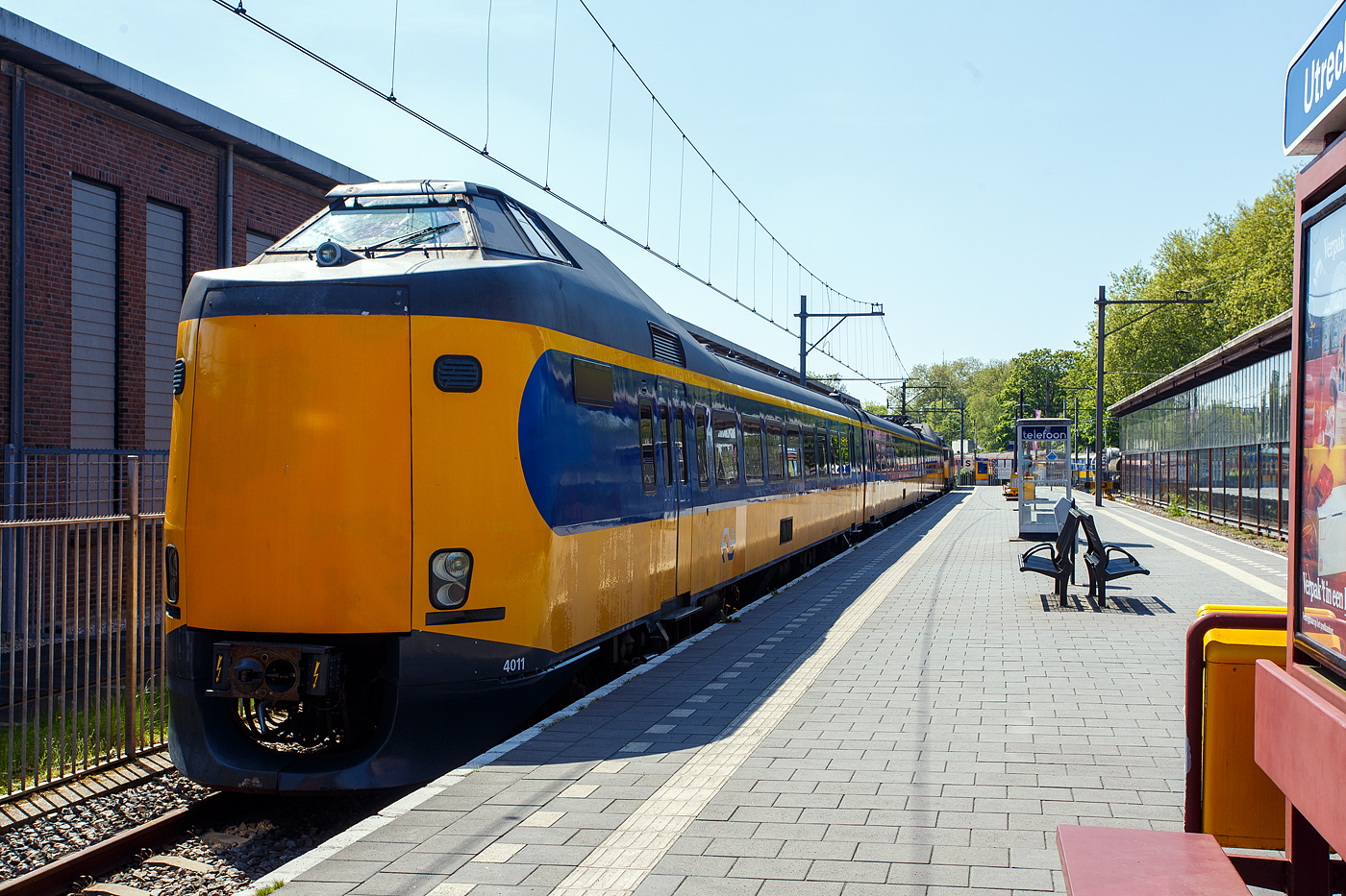 Der NS Koploper ICM 4011 (NL-NS 94 84 4385011-0), ein dreiteilige Elektrotriebwagenzug vom Typ ICM / Plan Z (Koploper), am 29 April 2025 im Het Spoorwegmuseum (bis 2005 NSM - Nederlands Spoorwegmuseum / Niederländischen Eisenbahnmuseum) in Utrecht im Bahnhof Maliebaanstation. Ein sehr schönes Eisenbahnmuseum das zum Verweilen einlädt, leider fehlte uns dieses Mal die Zeit dafür. Übrigens das Gleis 2 (nebenan) ist noch ein aktives Bahngleis, hier fährt stündlich der Pendelzug (als RE) von Utrecht Centraal ein bzw. aus. 

Der Koploper ICM 4011 wurde 1983 von der Waggonfabrik Talbot GmbH & Co. (heute Bombardier) in Aachen (D) für die für die NS - Nederlandse Spoorwegen (Niederländischen Staatsbahnen) gebaut und geliefert. Die Fahrmotoren sind von CEM Oerlikon (Frankreich), und elektrische Installation von Holec (Smit Slikkerveer & Heemaf).

Er war nach den 1977 produzierten sieben Prototypen 1977 (ICM-0), der erste der Serienfertigung (ICM-1). Gegenüber den Prototypen wiesen die Einheiten zahlreiche Verbesserungen (z. B. eine verbesserte Belüftung der Fahrgasträume) auf. Der 4011  Koploper  schied im Mai 2024 aus dem aktiven Dienst bei der NS aus und ging dann ins Museum.

Die ICM (Intercitymaterieel) der NS sind elektrische Triebzüge aus den Jahren 1977 bis 1994 für den Intercity-Verkehr. Mit insgesamt 144 gebauten Einheiten (94 dreiteilige und 50 vierteilige) stellt sie bis heute das Rückgrat des Schnellverkehrs innerhalb der Niederlande dar. 

Volkstümlich werden sie wegen der Wagenübergänge an den Führerstandsenden Koploper (wörtlich «Kopfläufer») genannt. Die Führerstände befinden sich in Panoramakanzeln über dem Übergang, was diesen Wagen ein sehr bulliges Aussehen verleiht. Bis 2005 war es möglich, während der Fahrt von einem Zugteil in den anderen zu wechseln. Die Wagenübergänge an den Endwagen wurden bei der Modernisierung ab 2006 bei allen Zügen entfernt, die beiden Kopftüren wurden durch eine geschlossene Kunststoffplatte (hier gut zuerkennen) ersetzt.

Entwickelt wurden die ICM im Rahmen des «Plans Z» zur Modernisierung des Rollmaterials der NS. Talbot in Aachen produzierte 1977 sieben Prototypen eines dreiteiligen Triebzuges für den schnellen und komfortablen Intercity-Verkehr. Zuerst kamen sie auf der Relation Eindhoven–Venlo zum Einsatz, danach fuhren sie auch zwischen Amsterdam und Nijmegen. Nachträglich erhielten sie die Bezeichnung ICM-0, im Jahr 2003 wurden diese z-gestellt. Die ICM-0 waren noch Wegmann-Drehgestellen ausgestattet.

1983 begann die Serienfertigung des jetzt als ICM-1 bezeichneten Typs. Gegenüber den Prototypen wiesen die Einheiten zahlreiche Verbesserungen auf. Diese erhielten zum Gegensatz der Prototypen nun SIG-Drehgestellen vom Typ GSG 4 (später von RMO Werkspoor in Amsterdam). Ab der Einheit 4051 wurden Choppersteuerungen eingebaut und die Typenbezeichnung änderte sich auf ICM-2. Ab 1990 wurden die ICM als vierteilige Züge (Serien ICM-3 und ICM-4) ausgeliefert, zudem hatte diese nun Magnetschienenbremsen. 

Technik:
Die dreiteiligen Zuggarnituren sind 80,6 m lang und 144 t schwer. Ein Triebzug ist mit 4 Fahrmotoren vom Typ 4 EKO 3250 von TCO - Traction CEM-Oerlikon (Paris, Frankreich) ausgestattet. Später wurden auch Fahrmotoren von Holec vom Typ GT42/30 verbaut. Motor liefert eine Leistung von 315 kW (418 PS) mit
bis zu 2.715 U/min, kurzzeitig ist eine max. Leistung von 344 kW möglich. Insgesamt verfügt ein Triebzug über eine Leistung von 1.260 kW. Die Motoren sind voll gefedert und die Kraftübertragung erfolgt über eine Sécheron-Lamellenkupplung. Der Zug ist für eine Geschwindigkeit von 160 km/h ausgelegt. Der Zug verfügt über 35 Sitzplätze der ersten Klasse und 152 Sitzplätze der zweiten Klasse. Die beiden Kompressoren sind unter dem Fahrgestell untergebracht. Zur Stromversorgung des Steuerstroms und der Beleuchtung dient ein Motorgenerator der unter dem Wagen installiert ist. Dieser wandelt die 1.500 Volt Oberleitungsspannung in 12 Volt Spannung für den Steuerstrom und Beleuchtung um. Der mBDk-Wagen ist mit zwei Stromabnehmern vom Typ AM30 von Faiveley ausgestattet. Um zu verhindern, dass zu viel Strom durch den Zug fließt, sind die Züge mit einem Smit-Schnellschalter ausgestattet. Die Drehgestelle sind SIG - Schweizerische Industrie-Gesellschaft aus Neuhausen am Rheinfall (Schweiz) vom Typ SIG-GSG 4, Triebdrehgestelle haben einen Achsabstand von 2.700 mm und die Laufdrehgestelle von 2.500 mm.

Modernisierung:
Ab November 2006 wurde die Intercity-Ausrüstung der dreiteiligen Züge (Serie 4011–4097) modernisiert. Im April 2007 wurde der erste Triebzug von NedTrain Betriebswerk Haarlem geliefert und in den normalen Regeldienst aufgenommen. Um sie von den noch nicht modernisierten Triebzügen zu unterscheiden, werden die modernisierten Triebzüge als ICMm bezeichnet. Diese Züge wurden komplett saniert und bieten etwa 13 % mehr Sitzplätze. Darüber hinaus unterscheidet sich die erste von der zweiten Klasse klarer: Die erste Klasse hat rote Sitze, die zweite Klasse blaue, wie bei anderen modernisierten Fahrzeugen und neu gebauten Fahrzeugen aus dem Jahr 2006. Darüber hinaus sind die ICMm mit zusätzlichen Einrichtungen wie einer Rollstuhl-Toilette, einer Klimaanlage, Fahrgast-Informations-Displays, einer digitalen Zugzielanzeige und einem statischen Wandler anstelle des bisherigen Motorgenerators ausgestattet. Die Modernisierung der dreiteiligen Triebzüge kostete 190 Millionen Euro.

Die Wagenübergänge an den Endwagen wurden bei dieser Revision bei allen Zügen entfernt. Das Gesamtgewicht eines Triebzuges verringert sich um etwa 1.000 kg (1 t), wenn beide Wagenübergänge durch Kunststoffabdeckplatten ersetzt wurden. Dies wirkt sich positiv auf den Energieverbrauch aus.

Dass die Anzahl der Toiletten halbiert wurde, stieß auf Kritik, auf die die NS aber nicht reagierte.

Der Triebzug 4011 war der erste, der im November 2006 modernisiert wurde und am 16. April 2007 nach Tests in der Klimakammer in Wien sowie einer Reihe von Testfahrten, Kontrollen und Anweisungen an das Personal in Betrieb genommen wurde. Am ersten Betriebstag wurde diese Einheit auf der Intercity-Linie 1500 (Amsterdam – Amersfoort – Deventer) eingesetzt. Der Umbau der dreiteiligen Koplopers (der Serie 40xx) dauerte bis zum 2. Quartal 2010. Der Triebzug 4205 war als erster vierteiliger Triebzug am 22. Februar 2009 in der Werkstatt von Haarlem zur Modernisierung und ging Anfang Januar wieder in Betrieb. Im Februar 2010 wurde mit dem Serienumbau der vierteiligen Triebzüge begonnen. Der letzte ICMm (4240) wurde am 6. Oktober 2011 ausgeliefert.

TECHNISCHE DATEN:
Gebaute Anzahl: 144 (davon 94 dreiteilige ET und 50 vierteilige ET)
Hersteller:Talbot in Aachen (mech. Teil), Oerlikon, Holec (elektr. Ausrüstung)
Baujahre: ab 1977
Spurweite: 	1.435 mm
Achsfolge: Bo'Bo'+2'2'+2'2' (12 Achsen)	 / Bo'Bo'+Bo'2'+2'2'+2'2' (16 Achsen)
Länge über Kupplung: 80.600 mm / 107.100 mm
Achsabstand im Triebdrehgestell: 2.700 mm
Achsabstand im Laufdrehgestell: 2.500 mm
Treibraddurchmesser: 950 mm (neu)
Laufraddurchmesser: 920 mm (neu)
Leergewicht: 144 t / 192 t	
Höchstgeschwindigkeit: 160 km/h 
Motorentyp: 4 bzw. 6 Stück vom Typ 4 EKO 3250 mit je 315 kW (418 PS)
Leistung: 1.260 kW / 1890 kW 
Stromsystem: 1,5 kV Gleichstrom
Kupplung: Scharfenberg
