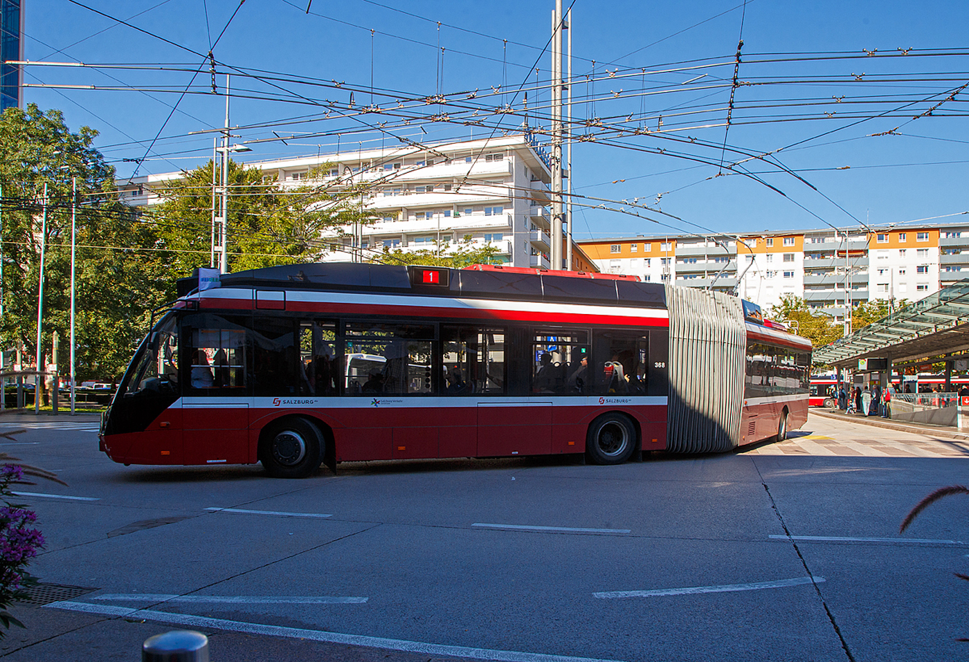 Der O-BUS 358 (S 316 TF) der Salzburg AG ein Solaris Gelenktrolleybus vom Typ Solaris Trollino III 18 AC MetroStyle (Baujahr 2016 unter Fabriknummer 15564 verlässt am 12.09.2022 die Haltestelle am Hbf Salzburg.