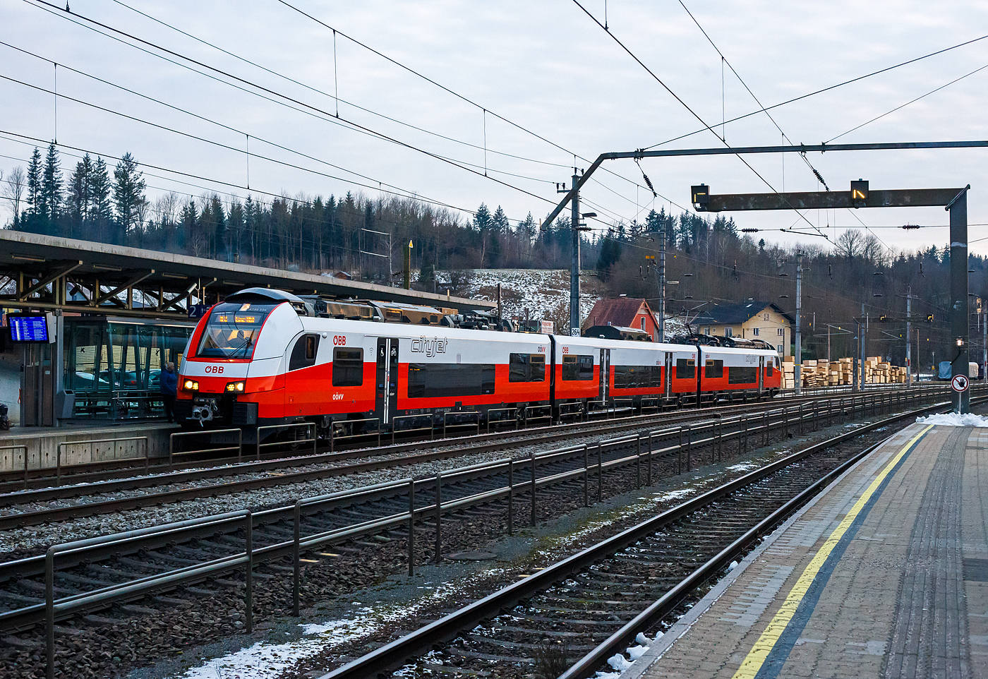 Der ÖBB „Cityjet“ 4744 546 / 7044 046 / 4744046 erreicht am späten Nachmittag des 14 Januar 2025 (16:30 Uhr), als R 2/S 2 (5071), von Freilassing (D) über Salzburg Hbf, Neumarkt am Wallersee und Attnang-Puchheim nach Linz Hbf, den Bahnhof Vöcklamarkt..