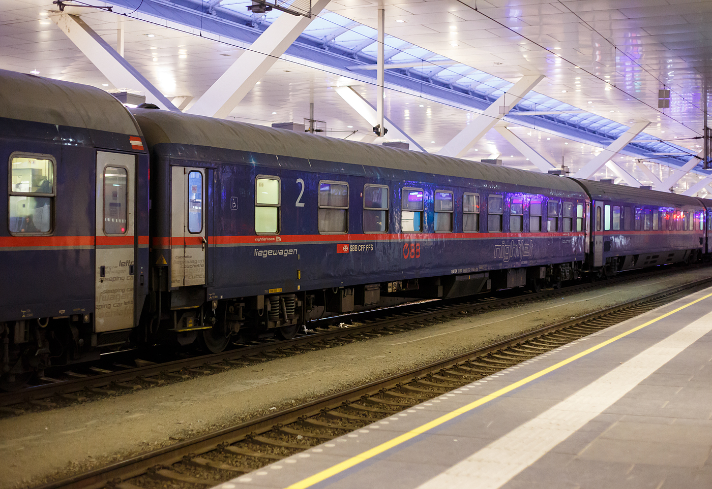 Der ÖBB Nightjet 2.Klasse Liegewagen, eingestellt über BTE BahnTouristikExpress GmbH als D-BTEX 61 80 59-90 032-3 der Gattung Bvcmbz, eingereiht in den ÖBB-Nightjet NJ 40425 von Brüssel Midi nach Wien Hbf, am 14 Januar 2025 im Hauptbahnhof Salzburg.

Der Wagen wurde bereit 1966 von der damaligen Deutsche Waggon- und Maschinenfabriken (DWM) in Berlin (später Waggon Union) gebaut und als 51 80 50-40 321-2 Bcm 243 an die Deutsche Bundesbahn geliefert, 

TECHNISCHE DATEN:
Gattung/Bauart: Bvcmbz 249.1
Spurweite: 1.435 mm (Normalspur)
Länge über Puffer: 26.400 mm
Wagenkastenlänge: 26.100 mm
Wagenkastenbreite: 2.818 mm
Höhe über Schienenoberkante: 4.250 mm
Drehzapfenabstand: 19.000 mm
Achsstand im Drehgestell: 2.500 mm
Leergewicht: 44 t
Höchstgeschwindigkeit: 200 km/h
Plätze: max. 50, davon zwei für Behinderte 
Abteile:  8 á 6 Plätze, 1 mit 2 Plätze für Behinderte, 1 Dienstraum
Alle Abteile können als 4er Belegung oder Privatabteil gebucht werden.
Toiletten: 2 (geschlossenes System), davon eine Rollstuhlgerecht 
Waschräume: 2
Dienstraum: ja
Bremse: KE-PR-Mg (D)