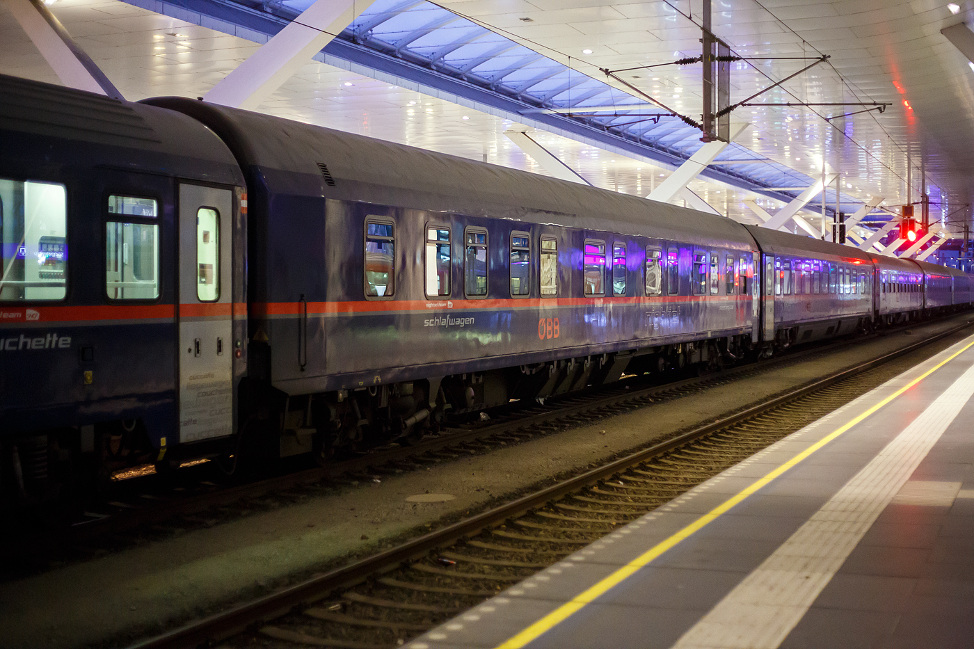 Der ÖBB Nightjet Schlafwagen, D-ÖBB 61 80 72-90 012-8 WLABmz, ex D-DB 61 80 72-90 012-8 der Gattung WLABmz 173.1, eingereiht in den ÖBB-Nightjet NJ 40425 von Brüssel Midi nach Wien Hbf, am 14 Januar 2025 im Hauptbahnhof Salzburg.

Der Wagen wurde 2004 von der Siemens SGP Verkehrstechnik im Werk Graz (ex Simmering-Graz-Pauker AG) für die DB Fernverkehr AG gebaut. Nach der Einstellung CityNightLine-Züge (CNL) der DB Fernverkehr AG im Dezember 2016 ging er an die ÖBB Nightjet. Registriert ist der Wagen weiter in Deutschland, Heimatbahnhof ist Wien Hbf. 

TECHNISCHE DATEN:
Gattung/Bauart: WLABmz 173.1
Gebaute Wagen: 42
Nummernbereiche: 61 80 72-90 001 bis 042
Spurweite: 1.435 mm
Länge über Puffer: 26.400 mm
Wagenkastenlänge: 26.100 mm
Wagenkastenbreite: 2.818 mm
Höhe über Schienenoberkante: 4.250 mm
Drehzapfenabstand: 1: 000 mm
Achsstand im Drehgestell: 2.500 mm
Drehgestellbauart: SGP 400
Leergewicht: 56 t;
Höchstgeschwindigkeit: 200 km/h
Sitzplätze: 	36
Abteile: 12
Toiletten: 2 an den Wagenenden, zzgl. 3 in den in den Deluxe-Abteilen, geschlossenes System
Dienstraum: ja
