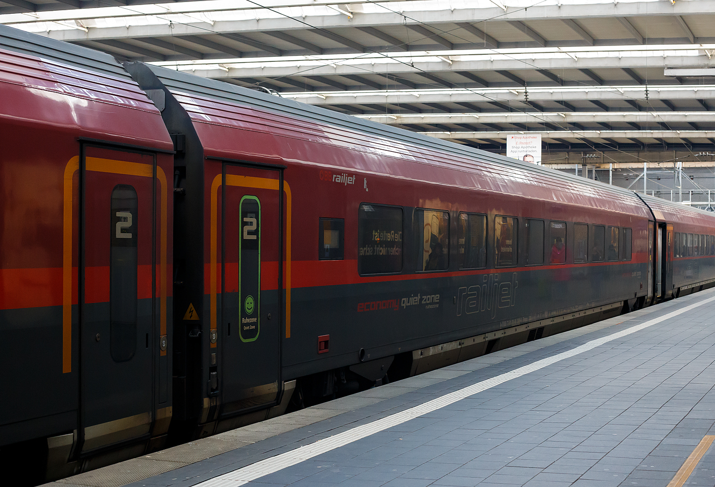 Der ÖBB railjet economy quiet zone (ruhezone) Wagen (zweite Wagenklasse) A-ÖBB 73 81 22-90 302-9 Bmpz, eingereiht als Wagen Nr. 23 in den RJX 67 (München – Salzburg – Wien – Budapest-Keleti), hier am 13 Januar 2025 im Hauptbahnhof München. Wir sind in ihm gemütlich bis nach Salzburg gefahren.

TECHNISCHE DATEN (Bmpz):
Spurweite 1.435 mm (Normalspur)
Länge über Puffer: 26.500 mm
Drehzapfenabstand: 19.000 mm
Achsabstand im Drehgestell: 2.500 mm
Raddurchmesser: 920 mm (neu) / 860 mm (abgenutzt)
Drehgestell: SF400
Fußbodenhöhe Abteil über SO: 1.250 mm
Bremsanlage: 3 Scheiben pro Achse + Mg
Höchstgeschwindigkeit: 230 km/h (lauftechnische 250 km/h möglich)
Min. Kurvenradius: 150 m
Eigengewicht: 50 t
Sitzplätze: 80 (2.Klasse – Großraum - Ruhezone)
Toiletten: 2
