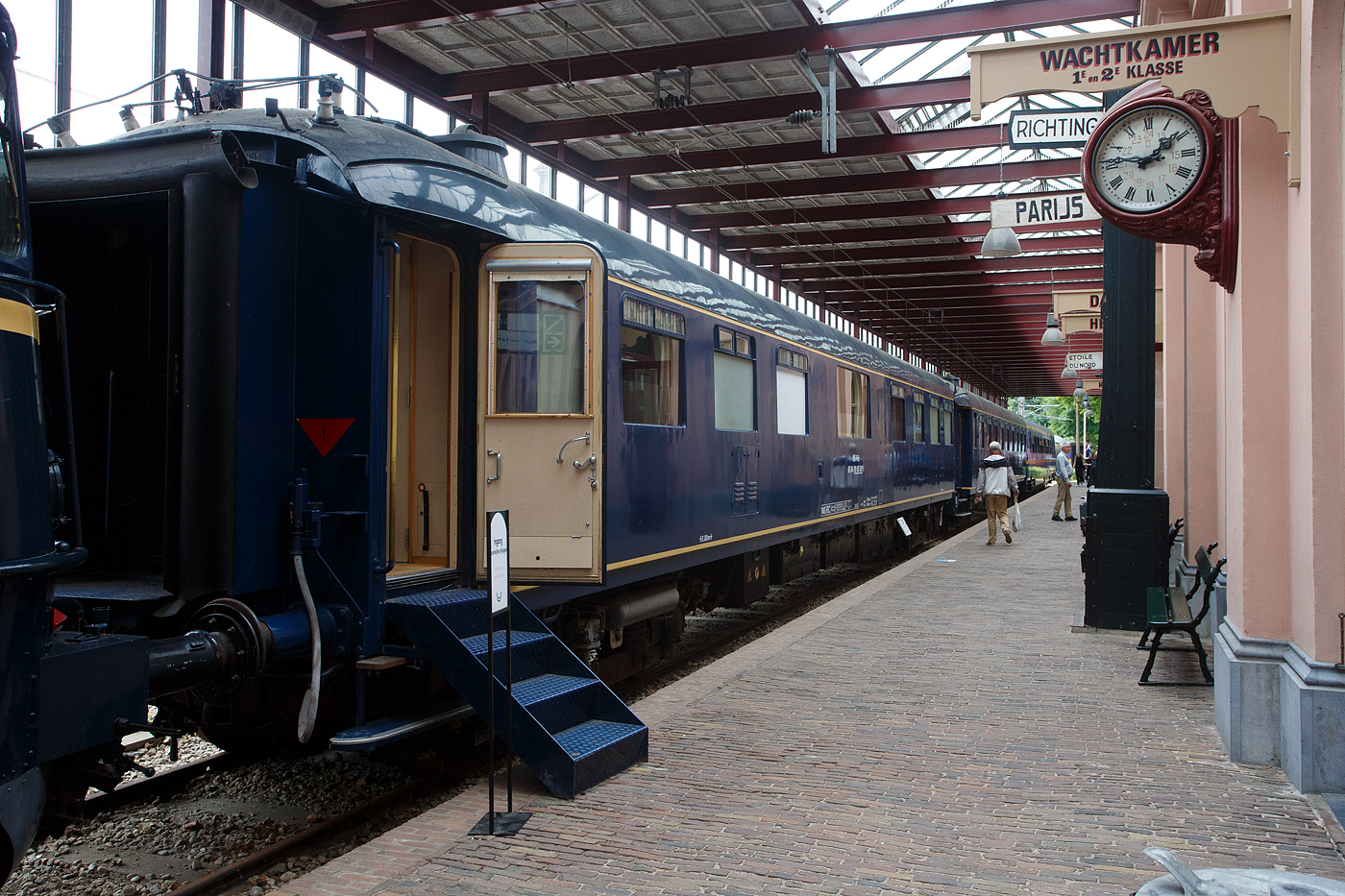 Der Personenwagen NL-NS 61 84 89-30 001-1 (Sr 9) Salonwagen Königin Juliana vom königlichen Zug „Koninklijke Trein“ (Hofzug) am 24. Juni 2025 im Het Spoorwegmuseum (bis 2005 NSM - Nederlands Spoorwegmuseum / Niederländischen Eisenbahnmuseum) in Utrecht im ehemaligen Bahnhof Maliebaan. Sr steht für Salonrijtuig in Deutsch Salonwagen.

Der Wagen wurde 1933 von Werkspoor NV in Utrecht gebaut und als 1./2. Klasse Personenwagen AB 7546 an die NS geliefert, 1952 wurde er zum AB 7544 umgezeichnet. Als Ersatz für den alten Salonwagen Sr 7 (ehemals ein Wagen der CIWL - Compagnie Internationale des Wagons-Lits), wurde der AB 7544 Allan in Rotterdam (Allan & Co´s Koninklijke Nederlandsche Fabrieken van Meubelen en Spoorwegmaterieel N.V.) im Auftrag der niederländischen Regierung zum Salonwagen Sr 9 für Königin Juliana umgebaut. Sowohl die Königin als auch die Prinzessinnen Beatrix, Irene, Margriet und Christina nutzten diesen Wagen. 1967 erhielt er die Nummer 61 84 89-40 001-9 gemäß dem einheitlichen Kodierungssystem, wie die anderen Wagen des königlichen Zuges besaß auch der Sr 9 eine europäische Zulassung. Im Jahr seiner Außerdienststellung 1993 wurde diese Nummer in 61 84 89-30 001-7 geändert und kam 1994 ins Eisenbahnmuseum.

Der Wagen verfügt über einen Empfangsraum, ein Wohn- und Schlafzimmer, zwei Schlafzimmer für die begleitenden Hofdamen, ein Badezimmer, eine Küche und ein Abteil für den Zugbegleiter. Der Wagen wurde speziell für die sehbehinderte Prinzessin Marijke (heute Prinzessin Christina) umgebaut. Wie die anderen Wagen des königlichen Zuges besaß auch der Sr 9 eine europäische Zulassung. In den Niederlanden wurde er üblicherweise als zusätzlicher Zug zusammen mit Prinz Bernhards Salonwagen Sr 8 und dem Gepäckwagen D6 gefahren und anschließend im Ausland meist an einen D-Zug gekoppelt. In seinen späteren Jahren wurde der Wagen auch einzeln eingesetzt.

TECHNISCHE DATEN:
Baujahr: 1933 (Umbau 1956)
Spurweite: 1.435 mm (Normalspur)
Achsen: 4 (in 2 Drehgestellen)
Achsfolge:	2'2'
Länge über Puffer: 21.800 mm
Drehzapfenabstand: 15.000 mm
Achsabstand im Drehgestell: 3.000 mm
Leergewicht: 55.000 kg
Höchstgeschwindigkeit: 140 km/h
Bremse: O-P-R
