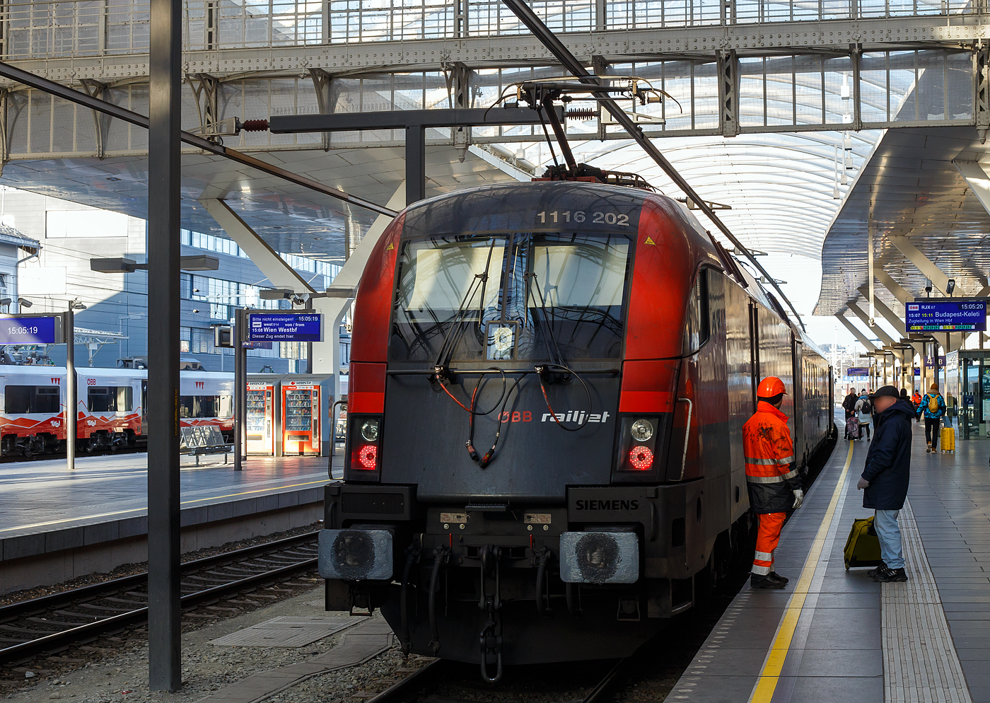 Der pünktlichste Zug unserer Reise, der ÖBB Railjet Xpress – RJX 67 (München – Salzburg – Wien – Budapest-Keleti) hat am 13 Januar 2025 um 15 Uhr 07 (Plan 14:58 Uhr) den Hauptbahnhof Salzburg erreicht. Hier am Zugschluss die Elektrische Universallokomotive Siemens ES64U2 / „Taurus 2“ – ÖBB 1116 202 (A-ÖBB 91 81 1116 202-3). 