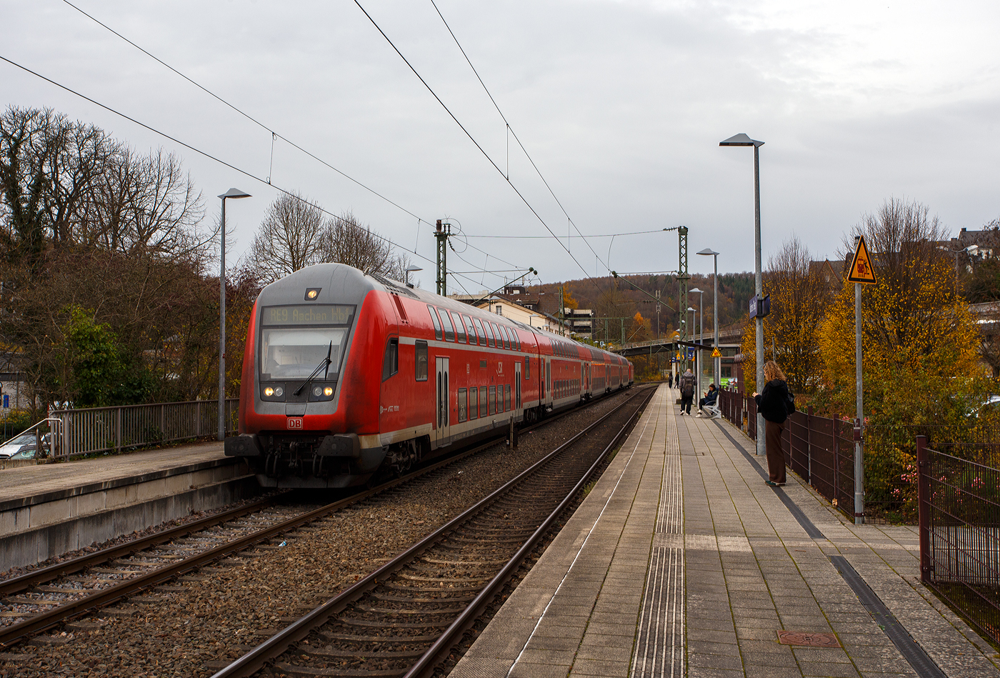 Der RE 9 - Rhein Sieg Express (RSX) Siegen - K�ln – Aachen, geschoben von der 146 006-2 (91 80 6146 006-2 D-DB) der DB Regio NRW, am 14 November 2025 beim Halt im Bahnhof Kirchen/Sieg. 