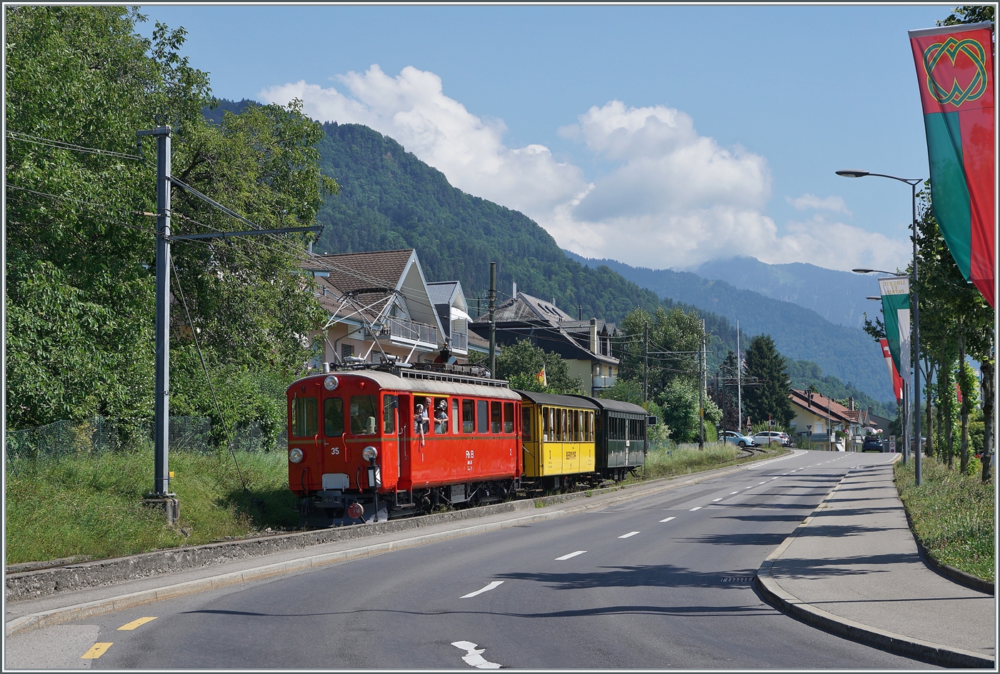 Der RhB ABe 4/4 35 der Blonay-Chamby Bahn erreicht mit den beiden RhB Salonwagen As2 N°2 und RhB Abteilwagen BC2 N° 121 als Riviera Belle Epoque Express von Chaulin nach Vevey den Bahnhof von Blonay. 

28. Juli 2024