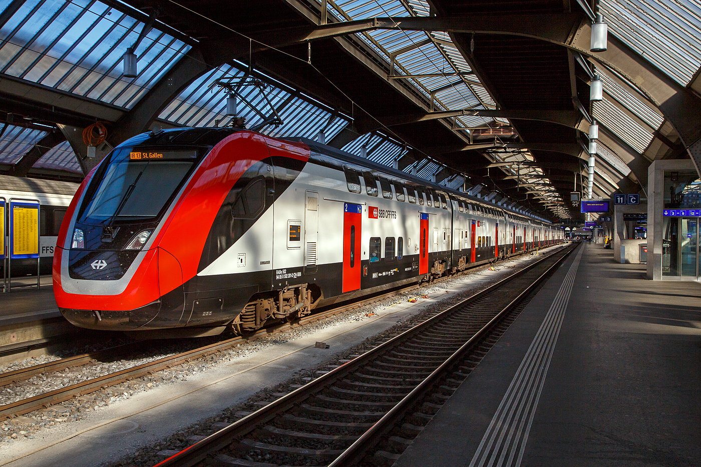 Der SBB RABe 502 201 (94 85 0 502 201-2 CH-SBB) steht am 05 September 2021, als IR 13 nach St. Gallen in Zürich HB zur Abfahrt bereit.

Die SBB RABDe 502 für den InterCity-Verkehr und die SBB RABe 502 für den InterRegio-Verkehr sind doppelstöckige Triebzüge für den Fernverkehr der Schweizerischen Bundesbahnen (SBB) des Herstellers Bombardier Transportation. Von der SBB als FV-Dosto und vom Hersteller Bombardier Twindexx Swiss Express (wobei sich dieser mehr eingeprägt hat) bezeichneten Züge basieren auf der Plattform Bombardier Twindexx. 

Es existieren drei Varianten:
RABDe 502.0, IC-Version, achtteilig, 200 m lang (mit Speisewagen);
RABe 502.2, IR-Version, achtteilig, 200 m lang (ohne Speisewagen) wie hier und RABe 502.4, IR-Version, vierteilig, 100 m lang.
Der große Unterschied zwischen den RABDe 502.0 und den RABe 502.2 liegt darin, dass der RABDe 502.0 einen Speisewagen führt und auch 80 Sitzplätze weniger hat.