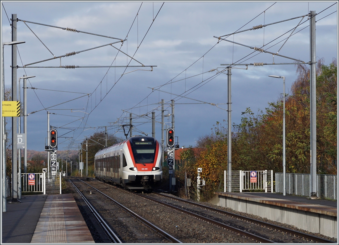 Der SBB RABe Flirt 522 209 erreicht als TER 18169 (resp. als RE56 18169 ab Delle) auf der Fahrt von Meroux nach Biel/Bienne den Bahnhof von Grandvillars. 

Einmal mehr in der wechselvollen Geschichte der Strecke Delle - Belfort wird ab dem Fahrplanwechsel im Dezember 2025 ein neues Kapitel aufgeschlagen: künftig übernehmen praktisch im Stundentakt SNCF Triebzüge den Verkehr; welcher in Meroux nicht mehr gebrochen wird; dafür muss im internationalen Verkehr in Delle umgestiegen werden. 

3. November 2025