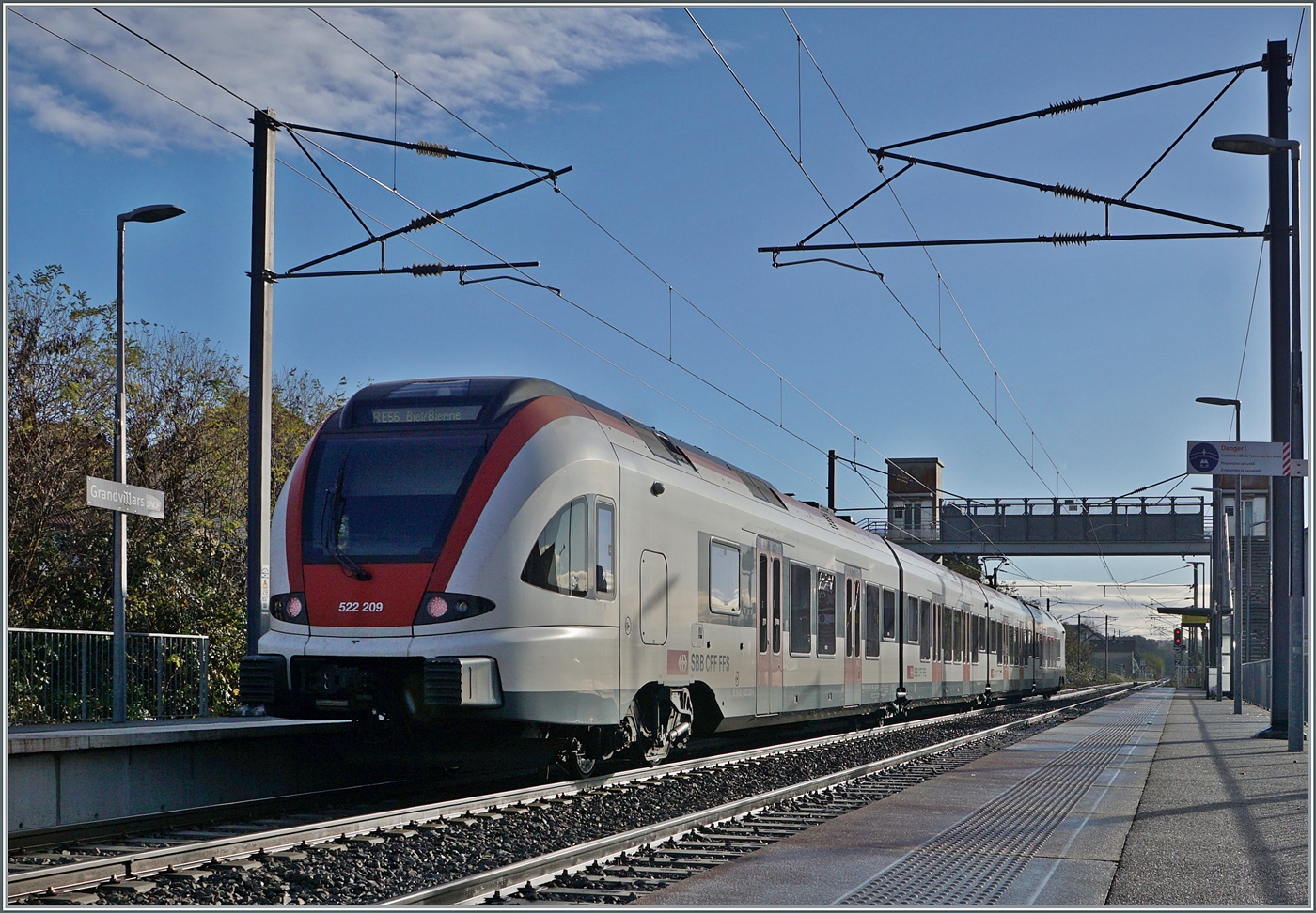 Der SBB RABe Flirt 522 209 als TER 18169 (resp. als RE56 18169 ab Delle) beim Halt in Grandvillard. Der FLIRT ist auf der Fahrt von Meroux nach Biel/Bienne. 

3. November 2025
