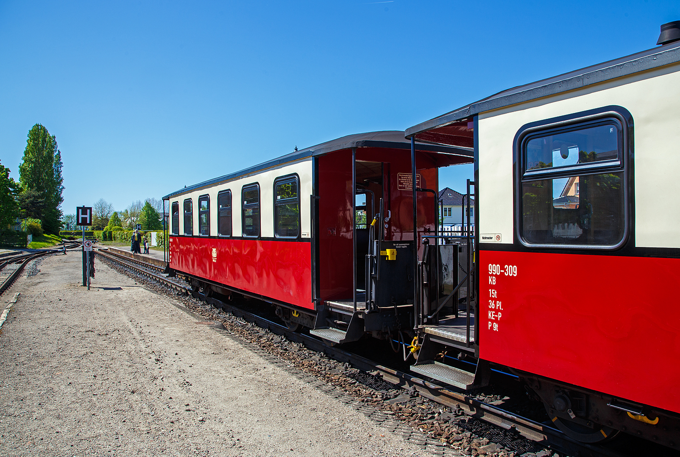 Der Schmalspur (900 mm) vierachsige 2.Klasse Personenwagen mit offenen Plattformen und Holzdach, MBB 990-310 (ex DR 990-310), der Gattung KB4i, Mecklenburgische Bäderbahn Molli GmbH & Co. (Molli), hier am 15.05.2022 im Ostseebad Kühlungsborn-West im Zugverband.

Der Wagen wurde 1926 von der Waggonfabrik Wismar für die Deutsche Reichsbahn Gesellschaft (DRG) gebaut und ist seitdem bei der Mecklenburgische Bäderbahn im Einsatz. 1980 wurde der Wagen rekonstruiert und erhielt sein heutiges Aussehen. Im Fuhrpark des Molli befinden sich insgesamt 19 Personenwagen.

TECHNISCHE DATEN:
Spurweite: 900 mm
Anzahl der Achsen: 4
Länge über Puffer: 12.000 mm
Drehzapfenabstand: 6.500 mm
Eigengewicht: 15 t
Sitzplätze: 36 (in der 2. Klasse)
Bremse: KE-P