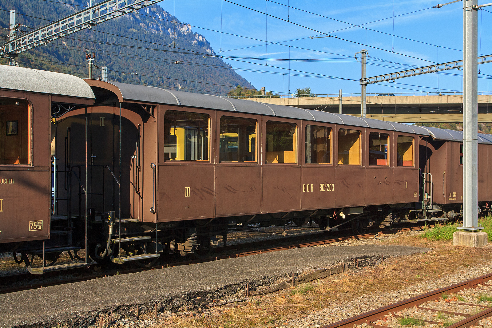 Der schmalspurige vierachsige ehemalige BOB 2./3.Klasse (Raucher/Nichtraucher) Personenwagen BC4 203 mit zwei Plattformen, abgestellt am 02.10.2011 beim Bahnhof Interlaken Ost. Der Wagen ist Geschichte er wurde abgebrochen.