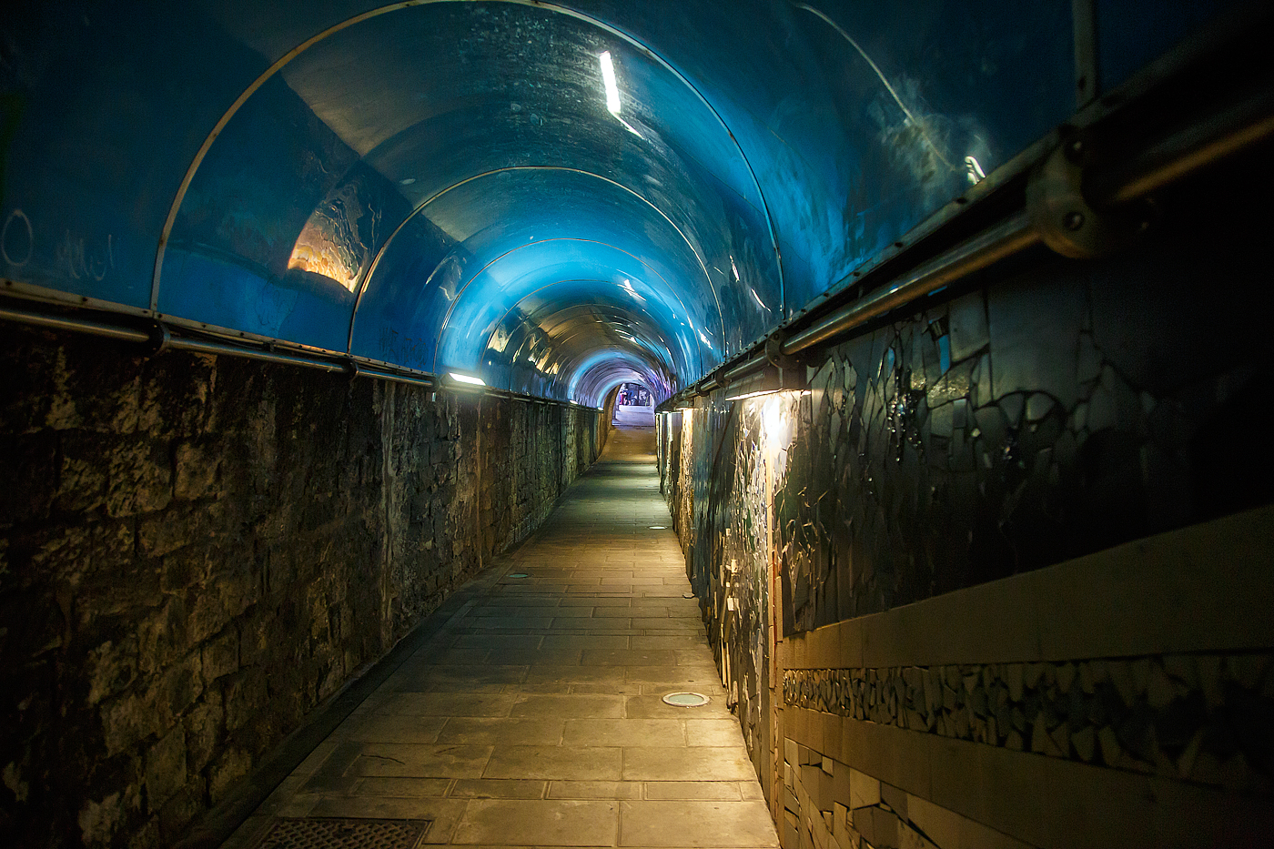 Der schnellste und einfachste Weg vom Bahnhof Riomaggiore ins Zentrum auf die Via Colombo oder hinab zur Bucht/Yachthafen ist durch den Fußgänger-Tunnel (hier am 21.07.2022). Wobei dieser Tunnel ein abgetrennter Teil vom Eisenbahntunnel der Bahnstrecke Pisa–Genua ist.