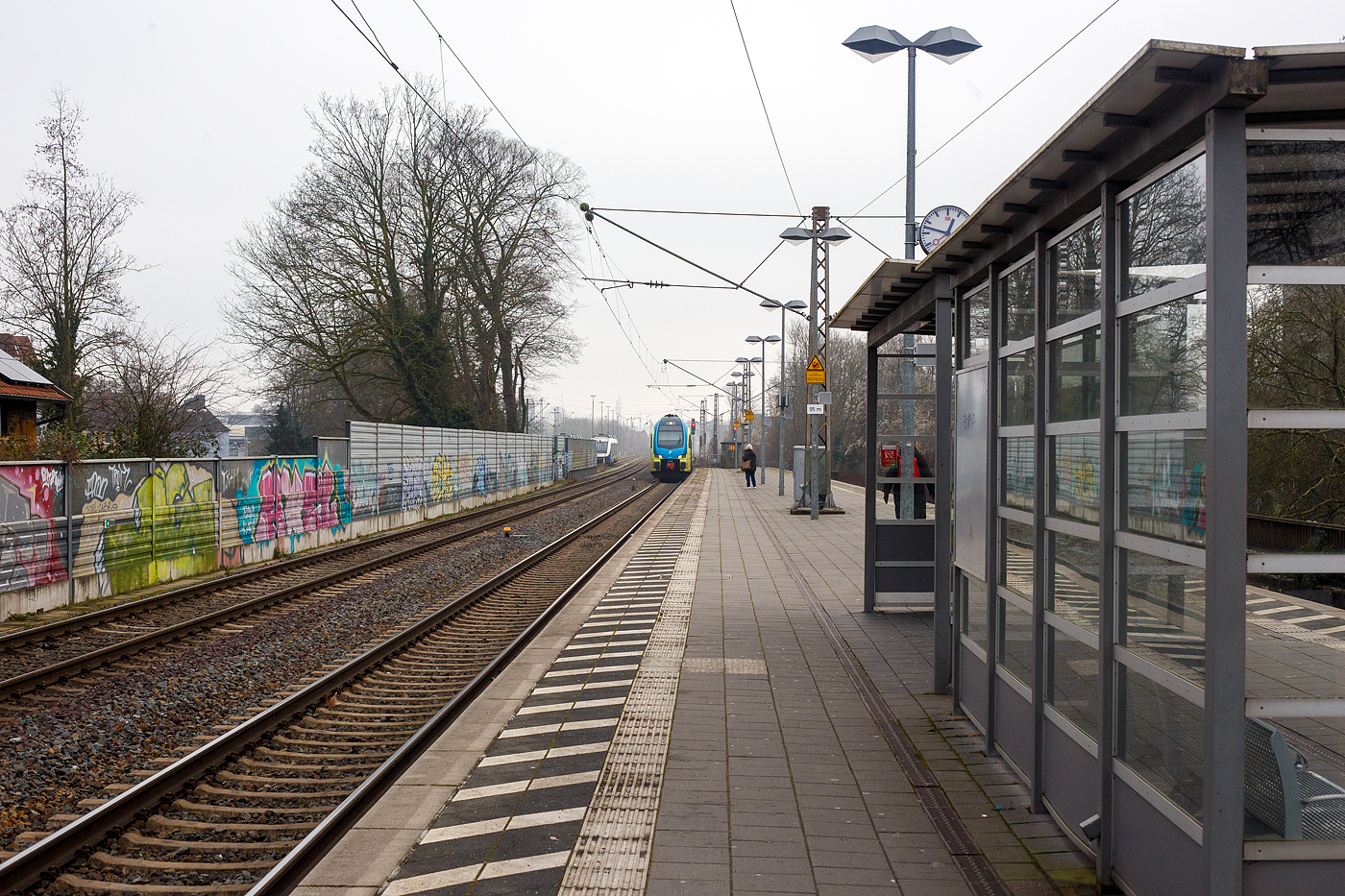 Der sechsteilige Doppelstocktriebwagen Stadler KISS (160) - ET 610 (94 80 0445 010-2 D-WFB ff.) der WestfalenBahn erreicht am kalten 21 Januar 2025, als RE 60 „Ems-Leine-Express“ (Braunschweig – Peine – Lehrte – Hannover – Minden – Löhne – Osnabrück – Rheine), den Bahnhof Osnabrück Altstadt. 