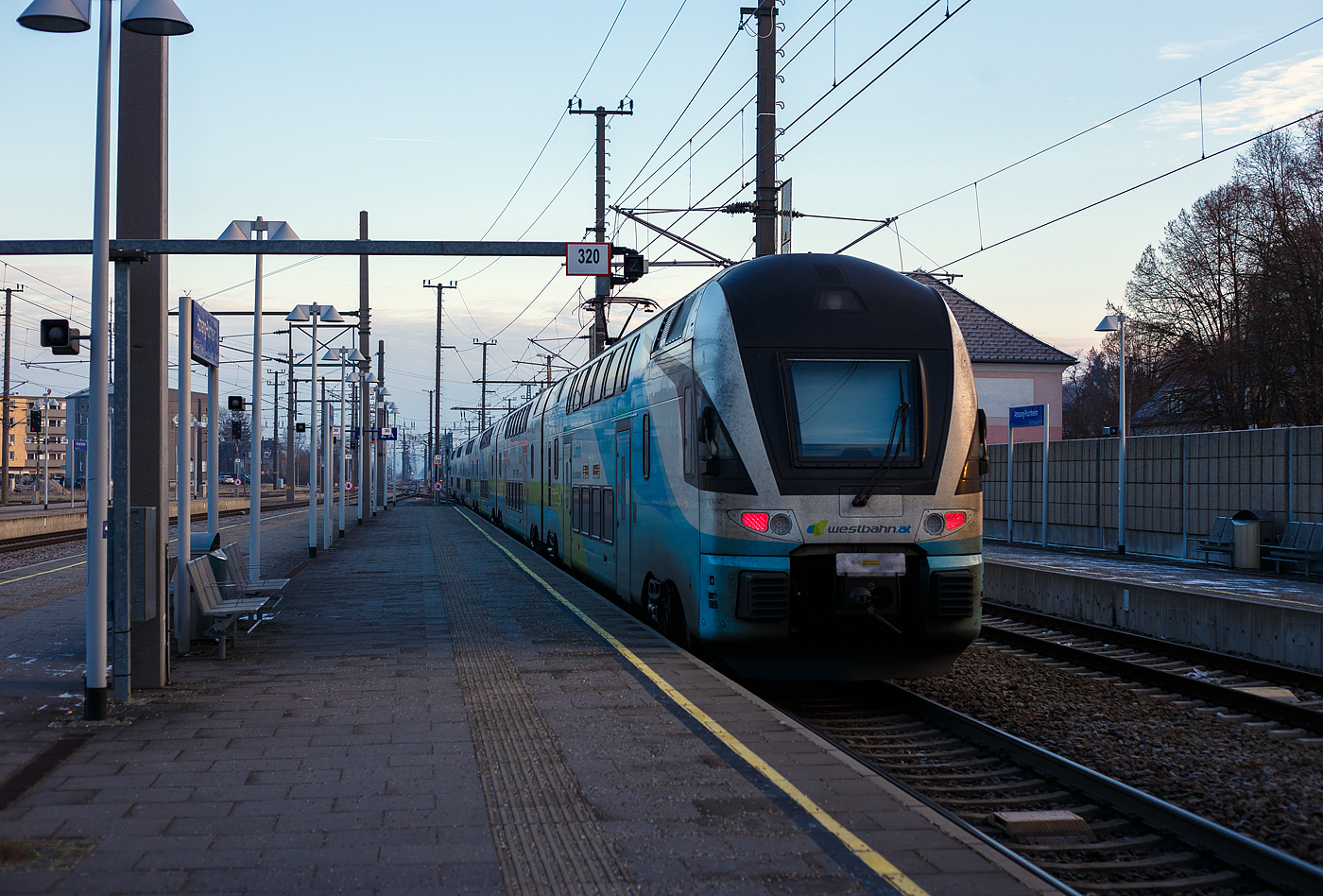 Der sechsteilige Stadler Kiss³ 4010 120 bis 4010 620 der WESTbahn fährt als west 907 (St. Johann im Pongau - Bischofshofen - Salzburg Hbf - Attnang-Puchheim - Linz Hbf- St. Pölten Hbf - Wien Westbahnhof) am 14 Januar 2025 vom Bahnhof Attnang-Puchheim weiter in Richtung Wien.