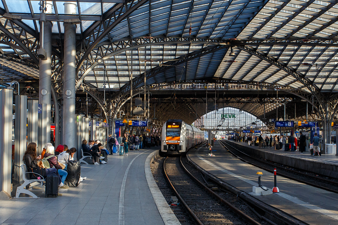 Der Siemens Desiro HC (94 80 0462 008-4 D-SDEHC) des RRX Rhein-Ruhr-Express (betrieben vom der National Express) erreicht am 20 Mai 2025, als RRX RE 1 „NRW-Express“ von Aachen nach Düsseldorf, den Hauptbahnhof Köln und grüßt dabei zudem den Fotografen. Nochmals einen lieben Gruß an den netten Lokführer zurück.

Der SIEMENS Desiro HC (HC englisch für High Capacity, Hohe Kapazität) sind elektrische, ein- und doppelstöckige Triebwagenzüge (DTZ) des Herstellers Siemens Mobility aus der Produktfamilie Siemens Desiro. Dieser Desiro HC wurde 2018 von der Siemens Mobility GmbH im Werk Krefeld (ex DUEWAG) unter der Fabriknummer 99025 gebaut.

Die SIEMENS Desiro HC sind Eigentum von SIEMENS Mobility GmbH (NVR-Nummern 94 80 0462 0xx-x D-SDEHC) und an den RRX vermietet. Siemens ist auch für die Instandhaltung der Fahrzeuge zuständig. Dafür wurde in Dortmund-Eving ein Instandhaltungswerk (Rail Service Center) errichtet.