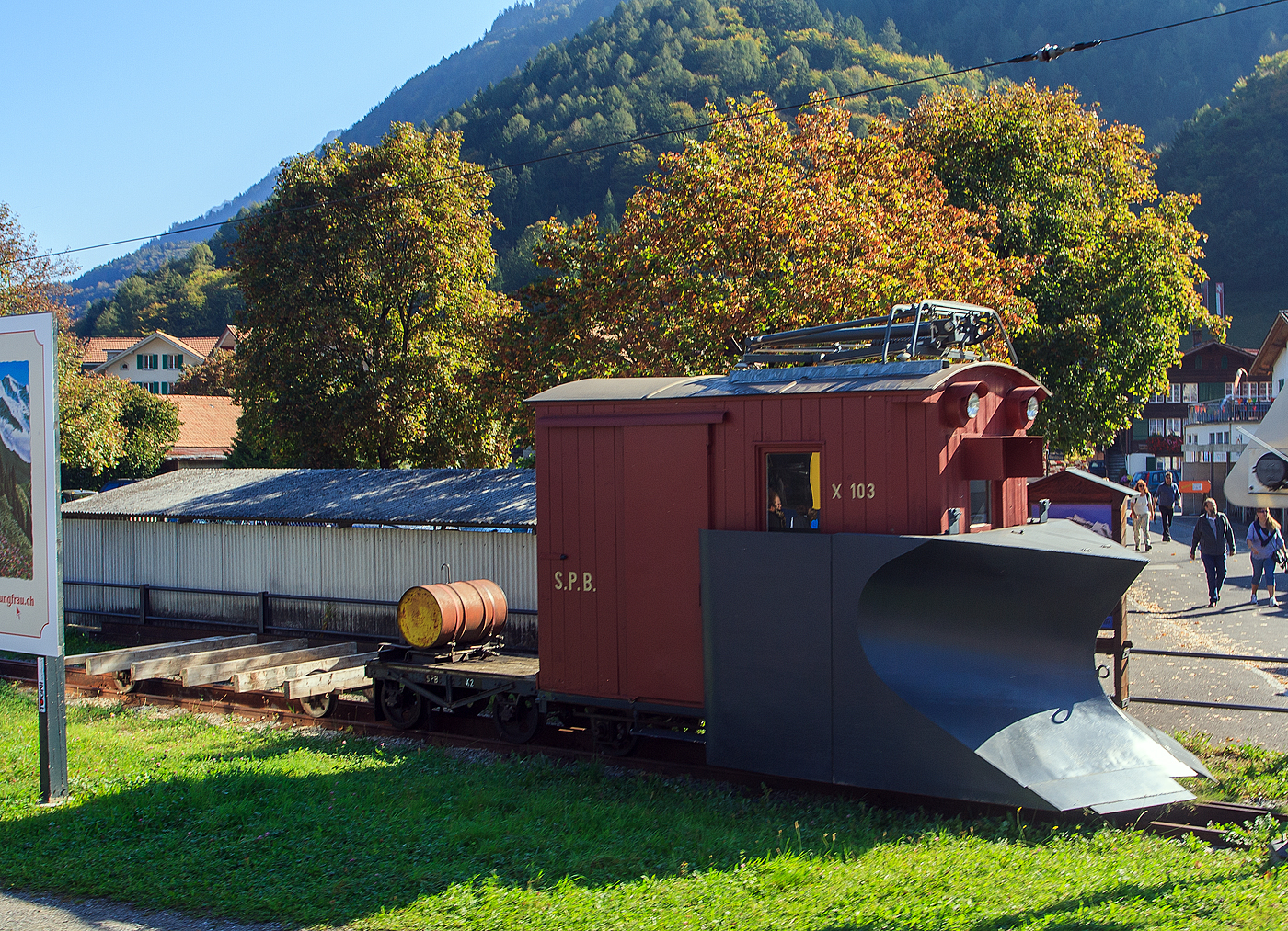 Der SPB - Schneepflug mit Eiskratzer X 103 der Schynige Platte-Bahn (ex WAB X 703) angestellt im Bahnhof Wilderswil am 02.10.2011, dahinter der Drehschemmelwagen SPB X 2. Der Stromabnehmer dient als Eiskratzer,

TECHNISCH DATEN Schneepflug X 103:
Baujahre: 1925
Hersteller : WAB (Wengernalpbahn)
Spurweite: 800 mm
Zahnradsystem: 	Riggenbach-Pauli
Länge über Puffer: 5.450 mm
Achsstand: 2.800 mm
Höhe: 3.650 mm
Eigengewicht: 4,5 t
Zul. Höchstgeschwindigkeit: 11 km/h
Pflug Breite: max. 3.30 m min. 2.50 m
Pflug Höhe ü. Schiene.: 10 cm, max. 1.75 m

TECHNISCH DATEN Drehschemmelwagen  X 2:
Baujahre: 1893
Hersteller : SPB (selbst)
Länge über Puffer: 2,400 mm
Achsstand: 1.350 mm
Breite: 1.170 mm
Eigengewicht: 1,2 t
Max. Ladegewicht: 3,0 t
Zul. Höchstgeschwindigkeit: 12km/h

Die Schynige Platte-Bahn (SPB) ist eine elektrische Zahnradbahn im Berner Oberland mit einer Spurweite von 800 mm und dem Zahnstangensystem Riggenbach-Pauli. Sie führt auf einer 7,26 Kilometer langen Strecke von Wilderswil bei Interlaken auf die Schynige Platte.
