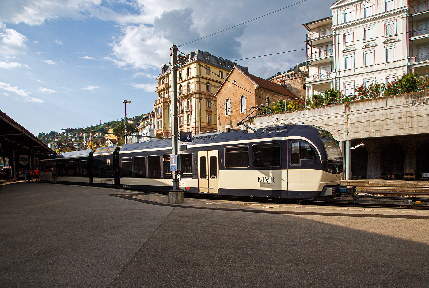 Der SURF ABeh 2/6 7503  Blonay-Chamby   der MVR (Transports Montreux–Vevey–Riviera, ex CEV - Chemins de fer électriques Veveysans) steht am 26. Mai 2023 in Montreux. 

SURF steht für Série Unifiée Romande pour Réseau Ferré métrique (Einheitliche Serie für das Westschweizer Meterspurige Schienennetz). Diese ab 2015 gebaute meterspurige Triebzüge mit gemischtem Adhäsions- und Zahnradbetrieb gehören zu den Stadler GTW der 4. Generation.