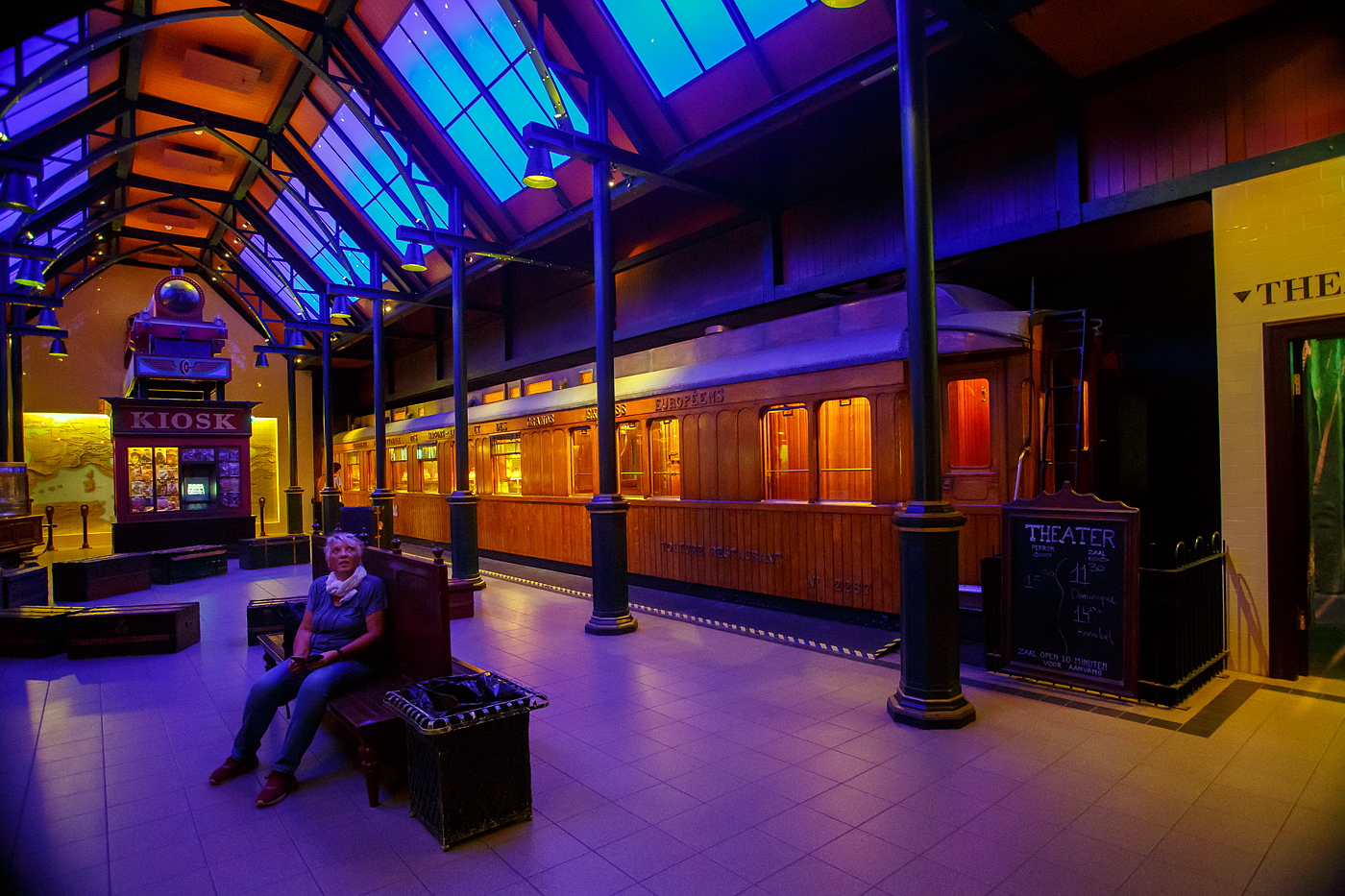 Der Teakholz-Speisewagen WR 2287 ehemals der CIWL - Compagnie Internationale des Wagons Lits et des Grands Express Europ�ens, am 24 Juni 2025 im Het Spoorwegmuseum (bis 2005 NSM - Nederlands Spoorwegmuseum / Niederl�ndischen Eisenbahnmuseum) in Utrecht im ehemaligen Bahnhof Maliebaan.

Der Wagen wurde 1911 von R�ba Magyar Waggon- �s G�pgy�r Reszv�nyt�rsas�g in Győr, Ungarn (Raab Ungarische Waggon- und Maschinenfabrik Aktiengesellschaft) f�r die Compagnie Internationale des Wagons Lits et des Grands Express Europ�ens (CIWL) gebaut. 

Am 4. Dezember 1876 gr�ndete George Nagelmackers in Belgien die „Compagnie Internationale des Wagons Lits“. Der Name wurde sp�ter zu „et des Grands Express Europ�ens“ erweitert. Das Unternehmen konzentrierte sich haupts�chlich auf Luxusreisez�ge auf internationalen Strecken. Die von der CIWL in Auftrag gegebenen Schlafwagen erm�glichten Nachtfahrten und sparten so deutlich Zeit auf langen Strecken. Dank der Speisewagen konnten zudem die bis dahin �blichen Essenspausen entfallen, was eine weitere Zeitersparnis bedeutete.

Au�ergew�hnliche Sorgfalt wurde auf das Rollmaterial gelegt, wie dieser luxuri�se Teakholzwagen WR 2287 im Museum beweist. Dieser Speisewagen ist einer von vielen luxuri�sen Holzwaggons Teakholzwagen, die Wagon Lits f�r seine internationalen Z�ge bauen lie�, darunter auch f�r den bekannten Orient-Express (Paris – Istanbul). Der Wagen war haupts�chlich in S�dosteuropa im Einsatz und wahrscheinlich auch im ber�hmten Orient-Express im Einsatz. 

Der vierachsige Speisewagen verf�gt �ber eine Zentralheizung mit Kohleofen, eine K�che mit Kohleofen, K�hlschr�nken und verschiedenen K�chenutensilien. Der zweigeteilte Speisesaal bietet 36 Sitzpl�tze (freistehende und ledergepolsterte St�hle) an jeweils sechs Tischen f�r 2 bzw. 4 Personen.

Als das Eisenbahnmuseum 1953 er�ffnete, bestand der Bedarf, der �ffentlichkeit Erfrischungen anzubieten. Ein h�lzerner Speisewagen wurde in Erw�gung gezogen, war jedoch in Westeuropa nicht mehr erh�ltlich. In Ungarn wurde jedoch dieser ehemalige CIWL- Teakholzwagen entdeckt, der noch immer als Dienst-und Arbeitswagen im Einsatz war. Die Werkstatt der Ungarischen Eisenbahn in Dunakeszi, damals noch hinter dem Eisernen Vorhang, restaurierte diesen Waggon vollst�ndig und vorbildlich. Der Wagen kam 1977 ins Eisenbahnmuseum nach Utrecht. Urspr�nglich sollte der Wagen vom Museum als Restaurant genutzt werden, aber nach der Renovierung in Ungarn erhielt er einen prominenten Platz in der Sammlung.

In einem solcher Wagen dieser Serie (CIWL 2419 D) wurde 1918 der Waffenstillstand des Ersten Weltkriegs unterzeichnet, 1940 die Kapitulation Frankreichs vor den Deutschen. 

TECHNISCHE DATEN:
Baujahr: 1911
Spurweite: 1.435 mm (Normalspur)
Achsen: 4 (in 2 Drehgestellen)
Achsfolge:	2'2'
L�nge �ber Puffer: 20.400 mm
Sitzpl�tze: 36
