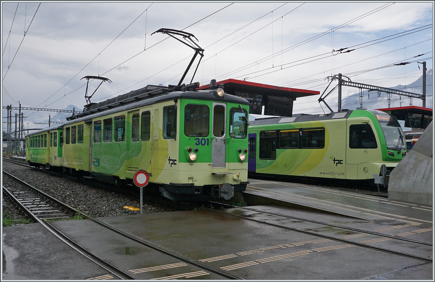 Der TPC A-L BDeh 4/4 301 steht in Aigle und wartet auf die Abfahrt nach Leysin. 

21. Juli 2024