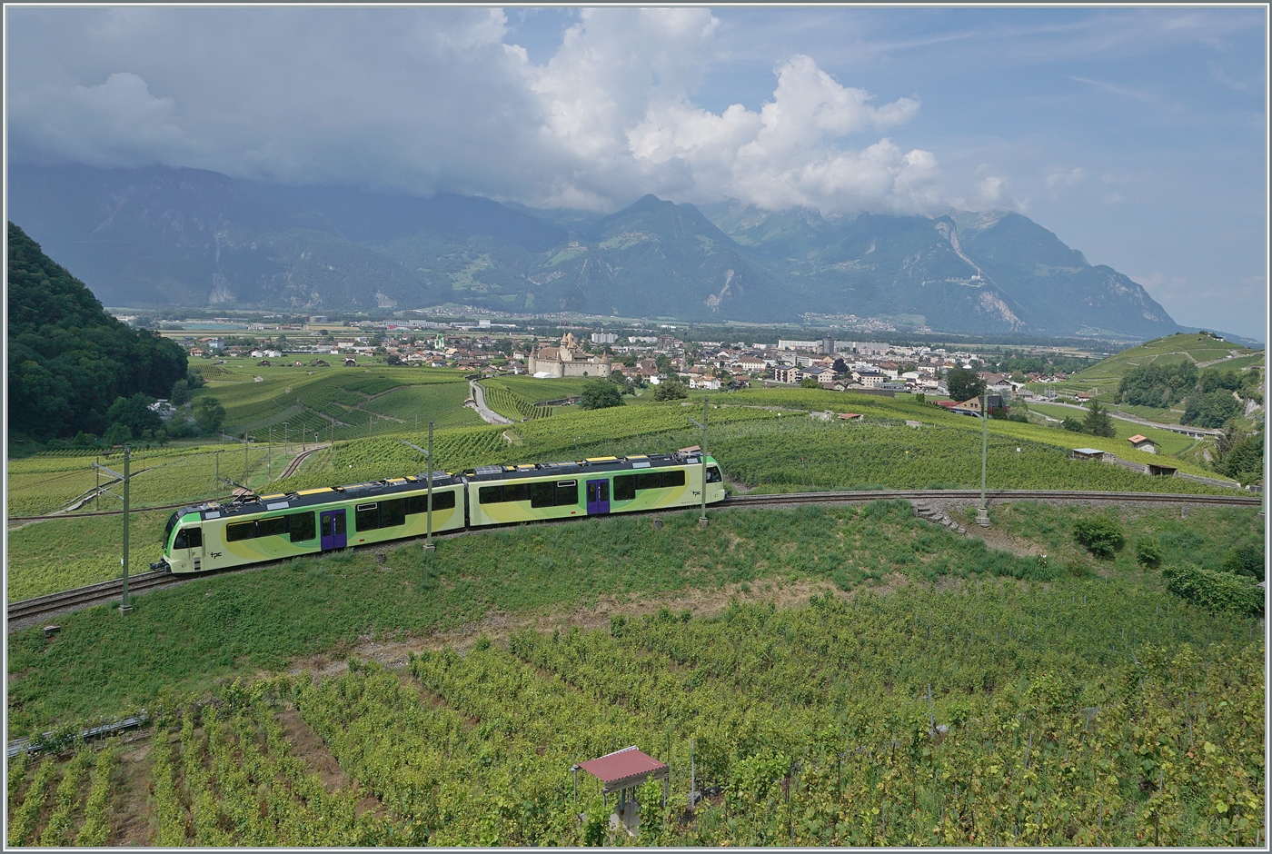 Der TPC ASD ABe 4/8 471 ist in den Rebbergen oberhalb von Aigle auf der Fahrt in Richtung Les Diablerets und zeigt sich bei dieser Bildvariante mit recht viel Landschaft.

3. Aug. 2024