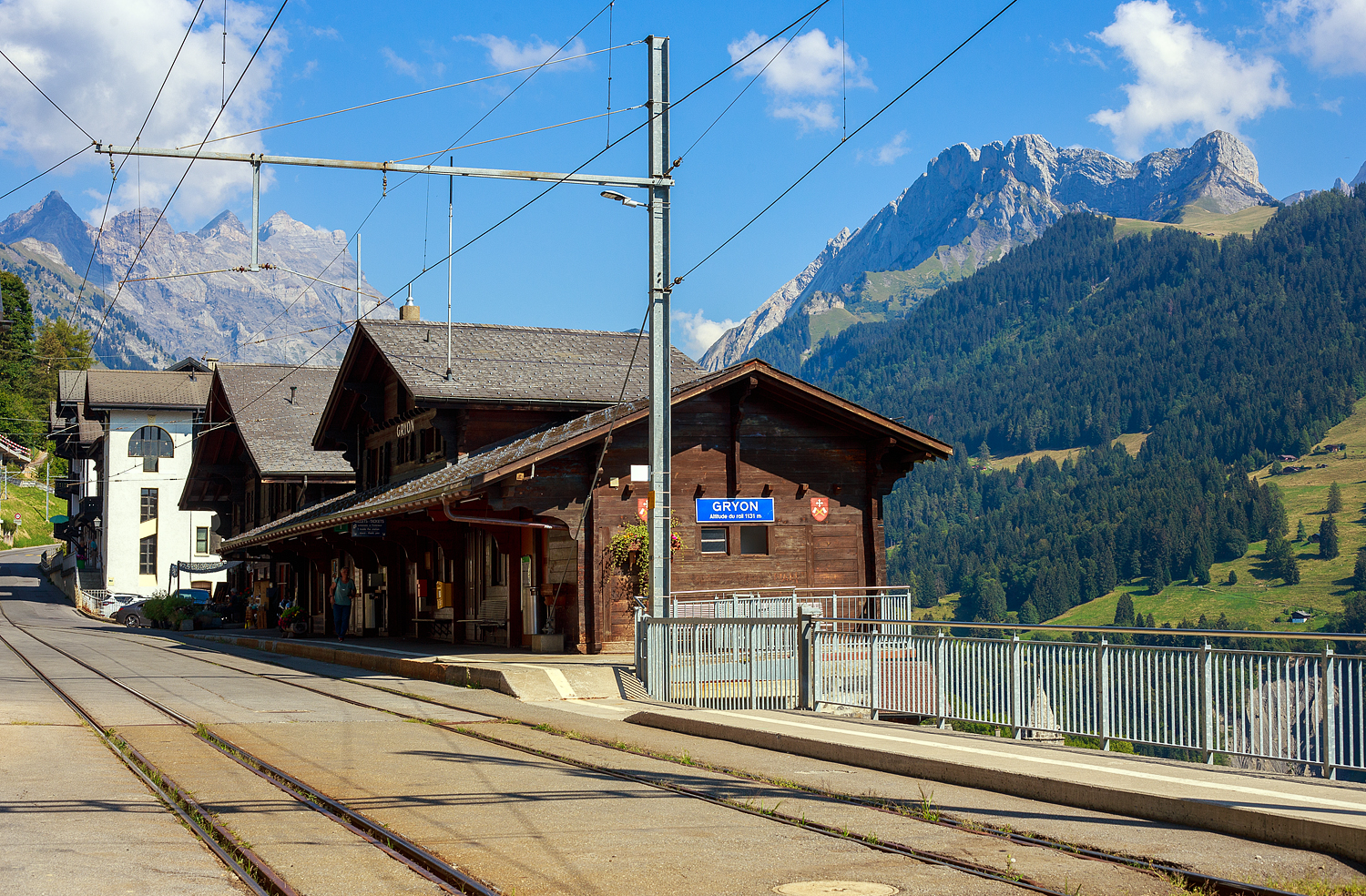 Der tpc Bahnhof Gryon auf 1.131 m ü. M. am 10.09.2023, Blickrichtung Barboleuse. Wir hatten zuvor einen wunderschönen Spaziergang hinab von La Barboleuse nach hier.

Der Bahnhof gehört zur ehemalige Chemin de fer électrique Bex–Gryon–Villars (BGV), später BVB Bex–Villars–Bretaye-Bahn. Seit 1999 Teil der TPC - Transports Publics du Chablais. Die Bahn der BGV entstand zur Erschließung der Dörfer Gryon und Villars-sur-Ollon auf einer Terrasse über dem Rhonetal. Die Strecke wird im gemischten Adhäsions- und Zahnradbetrieb befahren. Das 3,3 Kilometer lange Teilstück Bex–Bévieux und der 5,6 Kilometer langen Abschnitt Gryon–Villars–Chesières wurden Straßenbahnbetrieb gefahren. 

Der 4,9 Kilometer lange Zahnstangenabschnitt im System Abt von von Bévieux nach Gryon hat eine Maximalsteigung von 200 Promille. Wurde mit Zahnradloks bzw. –triebwagen befahren, wie u.a. die heute bei der Museumsbahn Blonay–Chamby vorhandenen BGV He 2/2 2  La Grisette .

Im Jahre 1942 fusionierten BGVC mit der VB zur BVB. 1975 bildete die BVB zusammen mit der Chemin de fer Aigle–Leysin (AL) und der Chemin de fer Aigle–Sépey–Diablerets (ASD) eine Betriebsgemeinschaft, der sich 1977 auch die Chemin de fer Aigle–Ollon–Monthey–Champéry (AOMC) anschloss. Im Jahre 1999 fusionierten alle vier Bahnen zur heutigen Transports Publics du Chablais (TPC).
