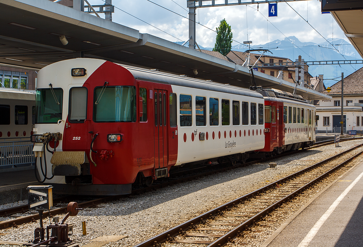 Der tpf - La Gruyère Meterspurtriebwagen BDe 4/4 – 142 „Semsales“ mit dem Steuerwagen Bt 252 stehen am 28.05.2012 im Bahnhof Bulle zur Abfahrt nach Broc bereit.

Die BDe 4/4 Nummer 141 und 142 sind elektrische Meterspur-Triebwagen. Sie wurden 1972 von der Chemins de fer fribourgeois Gruyère–Fribourg–Morat (GFM) beschafft. Hergestellt wurden sie von Schindler Waggon (mechanischer Teil) und SAAS - Société Anonyme des Ateliers de Sécheron (elektrischer Teil).

Geschichte:
Für den Bau der Autobahn N 12 wurden von der GFM Kiestransporte durchgeführt. Dazu beschafft die GFM diese beiden Triebwagen und zehn Selbstentladewagen. Diese wurden als Pendelzüge, bestehend aus je einem Triebwagen und vier Selbstentladewagen eingesetzt, wobei jeweils ein Wagen als Steuerwagen ausgerüstet war. So konnten zeitaufwendige Rangierfahrten gespart werden. Für diese Transporte wurden die Triebwagen zuerst ohne Inneneinrichtung, ohne Abteilsenkfenster und mit grüner Lackierung geliefert. Stattdessen wurden 11 Tonnen Ballast in Form von Sandsäcken geladen, wodurch sich das Dienstgewicht auf 46 Tonnen erhöhte.

Mit dem Abschluss der Kiestransporte im Jahr 1980 wurden die Triebwagen in silber/orange neu lackiert und erhielten ihre Innenausstattung. Sie wurden daraufhin im normalen Personen- und Güterverkehrs eingesetzt. Als die GFM im Jahr 1985 vom Rollschemel- auf Rollbockverkehr umstellte, konnten die Güterwagen nur mit einem zusätzlichen Kompressorwagen für die Druckluftbremse befördert werden, da die Triebwagen nur über eine Vakuumbremse verfügen.

Durch die Fusion der GFM mit der Transport en commun de Fribourg (TF) im Jahr 2000 kamen die Triebwagen zu den Freiburgischen Verkehrsbetrieben (TPF).

Mit der Lieferung der neuen Triebwagen ABe 2/4 und Be 2/4 wurden die beiden Triebwagen im Jahr 2017 abgestellt. Der Triebwagen 141 gelangte daraufhin zur GFM Historique und dieser Triebwagen 142 wurde abgebrochen (verschrottet).

Technik:
Der Wagenkasten ist eine geschweißte, selbsttragende Leichtbau-Stahlkonstruktion. Der Innenraum ist durch Querwände geteilt, sodass ein Raucherabteil mit 24 Sitzen, ein Nichtraucherabteil mit 16 Sitzen und ein Gepäckabteil entstehen. Das Gepäckabteil ist mit Schiebetoren ausgestattet. Die Einstiegstüren sind als pneumatisch betätigte Falttüren mit Klapptritt ausgeführt.

Der Drehgestellrahmen besteht aus einem geschweißten Stahlhohlträger mit Längs-, Quer- und Kopfträgern. Die Fahrmotoren sind in Längsrichtung angeordnet und treiben über eine Kardanwelle und Hypoidegetriebe die Achsen an. Die Primär- und Sekundärfederung besteht aus Schraubenfedern, wobei die Sekundärfederung mit zusätzlichen Gummifedern ausgerüstet ist. Die Kraftübertragung zwischen Drehgestell und Kasten erfolgt mittels eines Lenkersystems.

Aufgrund der Größe der Vakuumbremsanlage ist diese nicht im Drehgestell angeordnet, sondern zwischen den Drehgestellen unterhalb des Wagenbodens. Dort ist auch ein Teil der elektrischen Ausrüstung untergebracht.

Auf dem Dach sind die zwei Einholm-Stromabnehmer, die Fahr- und Bremswiderstände und Ventilatoren zur Kühlung der Fahrmotoren angeordnet.

TECHNISCH DATEN Triebwagen (BDe 4/4 141 und 142):
Hersteller: Schindler Waggon (mechanisch), SAAS (elektrisch) 
Anzahl: 2
Baujahr: 1972, geliefert ohne Inneneinrichtung und mit abgedeckten Abteilfenstern, mit 11 Tonnen Sandsäcke als Ballast für die Kieszüge.
Umbau 1981 entfernen der Ballast-Säcke und Einbau der Innenausstattung und Neulackierung in silber/orange.
Ausmusterung: 2017
Spurweite: 1.000 mm (Meterspur)
Achsfolge: Bo‘ Bo
Länge über Kupplung: 17.900 mm
Höhe: 3.300 mm
Breite: 3.046 mm
Drehzapfenabstand: 11.300 mm
Achsstand im Drehgestell : 2.500 mm
Treibraddurchmesser: 	850 mm
Eigengewicht: 36,5 t
Höchstgeschwindigkeit: 70 km/h
Stundenleistung: 672 kW
Stromsystem: 900 V DC
Stromübertragung: Oberleitung
Anzahl der Fahrmotoren: 4
Getriebe: Hypoidantrieb (Abwandlung eines Kegelradgetriebes)
Untersetzung: 1:6,57
Bremse: Federspeicher-, elektrische Widerstands- und Vakuumbremse
Kupplungstyp: Handgekuppelte Mittelpufferkupplungen
Maximale Zuladung (Gepäckabteil): 2,0 t
Sitzplätze: 	40 (in der 2. Klasse ohne Klappsitze)
Stehplätze: 56
Fußbodenhöhe: 	1.020 mm

TECHNISCH DATEN Steuerwagen Bt 252:
Anzahl der Achsen: 4 (in 2 Drehgestellen)
Länge über Kupplung: 16.810 mm
Drehzapfenabstand: 11.350 mm
Eigengewicht: 17,5 t
Sitzplätze: 	62 (in der 2. Klasse ohne Klappsitze)
