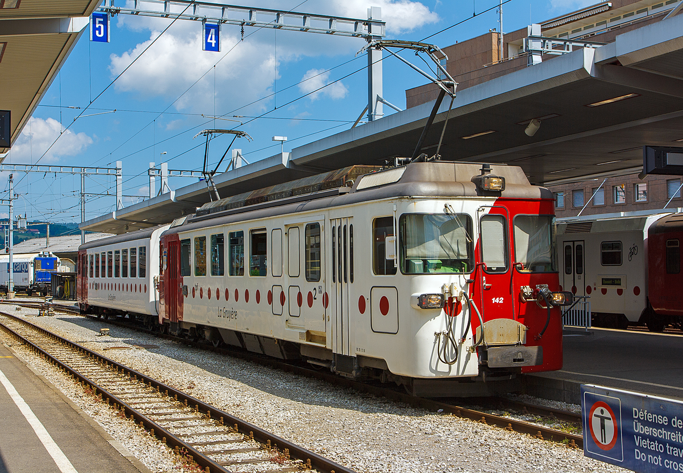 Der tpf - La Gruyère Meterspurtriebwagen BDe 4/4 – 142 „Semsales“ mit dem Steuerwagen Bt 252 stehen am 28.05.2012 im Bahnhof Bulle zur Abfahrt nach Broc bereit.

Die BDe 4/4 Nummer 141 und 142 sind elektrische Meterspur-Triebwagen. Sie wurden 1972 von der Chemins de fer fribourgeois Gruyère–Fribourg–Morat (GFM) beschafft. Hergestellt wurden sie von Schindler Waggon (mechanischer Teil) und SAAS - Société Anonyme des Ateliers de Sécheron (elektrischer Teil).

Geschichte:
Für den Bau der Autobahn N 12 wurden von der GFM Kiestransporte durchgeführt. Dazu beschafft die GFM diese beiden Triebwagen und zehn Selbstentladewagen. Diese wurden als Pendelzüge, bestehend aus je einem Triebwagen und vier Selbstentladewagen eingesetzt, wobei jeweils ein Wagen als Steuerwagen ausgerüstet war. So konnten zeitaufwendige Rangierfahrten gespart werden. Für diese Transporte wurden die Triebwagen zuerst ohne Inneneinrichtung, ohne Abteilsenkfenster und mit grüner Lackierung geliefert. Stattdessen wurden 11 Tonnen Ballast in Form von Sandsäcken geladen, wodurch sich das Dienstgewicht auf 46 Tonnen erhöhte.

Mit dem Abschluss der Kiestransporte im Jahr 1980 wurden die Triebwagen in silber/orange neu lackiert und erhielten ihre Innenausstattung. Sie wurden daraufhin im normalen Personen- und Güterverkehrs eingesetzt. Als die GFM im Jahr 1985 vom Rollschemel- auf Rollbockverkehr umstellte, konnten die Güterwagen nur mit einem zusätzlichen Kompressorwagen für die Druckluftbremse befördert werden, da die Triebwagen nur über eine Vakuumbremse verfügen.

Durch die Fusion der GFM mit der Transport en commun de Fribourg (TF) im Jahr 2000 kamen die Triebwagen zu den Freiburgischen Verkehrsbetrieben (TPF).

Mit der Lieferung der neuen Triebwagen ABe 2/4 und Be 2/4 wurden die beiden Triebwagen im Jahr 2017 abgestellt. Der Triebwagen 141 gelangte daraufhin zur GFM Historique und dieser Triebwagen 142 wurde abgebrochen (verschrottet).

Technik:
Der Wagenkasten ist eine geschweißte, selbsttragende Leichtbau-Stahlkonstruktion. Der Innenraum ist durch Querwände geteilt, sodass ein Raucherabteil mit 24 Sitzen, ein Nichtraucherabteil mit 16 Sitzen und ein Gepäckabteil entstehen. Das Gepäckabteil ist mit Schiebetoren ausgestattet. Die Einstiegstüren sind als pneumatisch betätigte Falttüren mit Klapptritt ausgeführt.

Der Drehgestellrahmen besteht aus einem geschweißten Stahlhohlträger mit Längs-, Quer- und Kopfträgern. Die Fahrmotoren sind in Längsrichtung angeordnet und treiben über eine Kardanwelle und Hypoidegetriebe die Achsen an. Die Primär- und Sekundärfederung besteht aus Schraubenfedern, wobei die Sekundärfederung mit zusätzlichen Gummifedern ausgerüstet ist. Die Kraftübertragung zwischen Drehgestell und Kasten erfolgt mittels eines Lenkersystems.

Aufgrund der Größe der Vakuumbremsanlage ist diese nicht im Drehgestell angeordnet, sondern zwischen den Drehgestellen unterhalb des Wagenbodens. Dort ist auch ein Teil der elektrischen Ausrüstung untergebracht.

Auf dem Dach sind die zwei Einholm-Stromabnehmer, die Fahr- und Bremswiderstände und Ventilatoren zur Kühlung der Fahrmotoren angeordnet.

TECHNISCH DATEN Triebwagen (BDe 4/4 141 und 142):
Hersteller: Schindler Waggon (mechanisch), SAAS (elektrisch) 
Anzahl: 2
Baujahr: 1972, geliefert ohne Inneneinrichtung und mit abgedeckten Abteilfenstern, mit 11 Tonnen Sandsäcke als Ballast für die Kieszüge.
Umbau 1981 entfernen der Ballast-Säcke und Einbau der Innenausstattung und Neulackierung in silber/orange.
Ausmusterung: 2017
Spurweite: 1.000 mm (Meterspur)
Achsfolge: Bo‘ Bo
Länge über Kupplung: 17.900 mm
Höhe: 3.300 mm
Breite: 3.046 mm
Drehzapfenabstand: 11.300 mm
Achsstand im Drehgestell : 2.500 mm
Treibraddurchmesser: 	850 mm
Eigengewicht: 36,5 t
Höchstgeschwindigkeit: 70 km/h
Stundenleistung: 672 kW
Stromsystem: 900 V DC
Stromübertragung: Oberleitung
Anzahl der Fahrmotoren: 4
Getriebe: Hypoidantrieb (Abwandlung eines Kegelradgetriebes)
Untersetzung: 1:6,57
Bremse: Federspeicher-, elektrische Widerstands- und Vakuumbremse
Kupplungstyp: Handgekuppelte Mittelpufferkupplungen
Maximale Zuladung (Gepäckabteil): 2,0 t
Sitzplätze: 	40 (in der 2. Klasse ohne Klappsitze)
Stehplätze: 56
Fußbodenhöhe: 	1.020 mm

TECHNISCH DATEN Steuerwagen Bt 252:
Anzahl der Achsen: 4 (in 2 Drehgestellen)
Länge über Kupplung: 16.810 mm
Drehzapfenabstand: 11.350 mm
Eigengewicht: 17,5 t
Sitzplätze: 	62 (in der 2. Klasse ohne Klappsitze)
