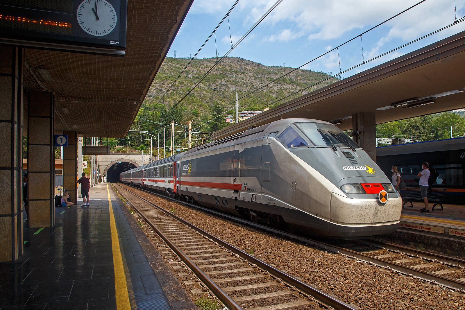 Der Trenitalia InterCity IC 657 (Milano Centrale - Genova - Pisa Centrale - Livorno Centrale - Grosseto) erreicht am 23.07.2022, im Sandwich zweier E.414 (ehemalige Triebköpfe E.404 A der ersten ETR 500 – Monotensione), den Bahnhof Levanto an der Italienischen Riviera (nördlich der Cinque Terre). Der Bahnhof liegt an der Bahnstrecke Pisa–Genua (RFI Strecke-Nr. 77 / KBS 31 La Spezia–Genua).