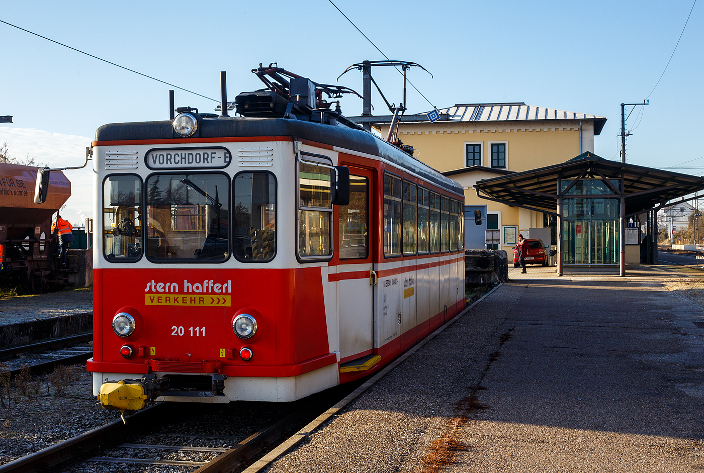 Der Triebwagen ET 20 111 (B4 ET 9481 4944 001-8) der Stern & Hafferl Verkehrsgesellschaft m.b.H. (StH), ex Extertalbahn ET 5 (der vbe - Verkehrsbetriebe Extertal GmbH), steht am 14 Januar 2025 im Bahnhof Lambach. als Linie 160 „Vorchdorferbahn“, zur baldigen Abfahrt nach Vorchdorf-Eggenberg bereit.

Der Elektrotriebwagen wurde 1953 von Westwaggon (Vereinigte Westdeutsche Waggonfabriken) fr die Extertalbahn AG (heute vbe - Verkehrsbetriebe Extertal GmbH) gebaut (die Elektrik ist von AEG), wo er bis zu dessen Aufgabe der Verkehrsleistung Ende 1969 im Einsatz war. Danach wurden er wie 2 weitere ET an das sterreichische Verkehrsunternehmen Stern & Hafferl verkauft. Hier sind sie noch heute im alltglichen Planverkehr im Einsatz. Bei der vbe fuhren die ET unter 1.500 V Gleichstrom hier bei der Vorchdorferbahn fahren sie unter 750 V Gleichstrom. 

Die Baureihe Extertalbahn ET 4 bis 6 sind vierachsige normalspurige Elektrotriebwagen der Extertalbahn fr deren Strecke von Rinteln nach Barntrup (Deutschland). Diese wurden 1953 und 1956 beschafft und waren fr den Personenverkehr ohne Beiwagen bestimmt. Um den Personenverkehr attraktiver zu gestalten, bestellte die Extertalbahn AG zwei Triebwagen, die 1953 von Westwaggon als ET 4–5 ausgeliefert wurden. Mit den Fahrzeugen konnte der Personenverkehr nach Aufgabe des Beiwagenbetriebes wesentlich beschleunigt werden, sodass 1956 ein dritter Triebwagen von der Waggonfabrik Rastatt als ET 6 geliefert wurde. Vorteile war neben der hheren Geschwindigkeit das grere Fassungsvermgen der Fahrzeuge. Mit ihnen wurde auerdem der Schaffnerbetrieb aufgegeben.

Mit den drei Zweirichtungswagen wurde der gesamte Personenverkehr bis zu dessen Aufgabe Ende 1969 durchgefhrt. Danach wurden sie an das sterreichische Verkehrsunternehmen Stern & Hafferl verkauft und sind nach wie vor dort im alltglichen Planverkehr anzutreffen.

Die Fahrzeuge haben einen kantigen Wagenkasten. An den leicht verjngten Fahrzeugenden befinden sich vor den Einstiegen die Fhrerpulte. Der hintere Einstiegsraum kann als Traglastenabteil verwendet werden. Zwischen den Einstiegen befindet sich das durch eine Abteilwand und Schiebetr abgetrennte Fahrgastabteil mit Vis--vis-Bestuhlung und Mittelgang.

Die Fahrzeuge erhielten eine Beleuchtung mit Dreilicht-Spitzensignal. Obwohl sie technisch straenbahnhnlich sind, sind sie nach dem Umgrenzungsprofil E der Eisenbahn aufgebaut. Es werden alle vier Achsen ber ein Stirnradgetriebe in Reihen- bzw. Parallelschaltung angetrieben. Die Steuerung erfolgt ber ein Gleichstromnockenschaltwerk. Die Druckluft fr die Druckluftbremse und die Trsteuerung wird von einem doppeltwirkenden Kompressor erzeugt.

TECHNISCHE DATEN:
Spurweite: 1.435 mm (Normalspur)
Achsformel: Bo' Bo'
Lnge: 16.300 mm
Hhe: 3.190 mm (ohne SA)
Breite: 2.800 mm
Drehzapfenabstand: 7.900 mm
Achsabstand im Drehgestell: 1.800 mm
Dienstgewicht: 26.500 kg
Hchstgeschwindigkeit: 70 km/h
Dauerleistung: 4  75 kW
Raddurchmesser: 770 mm (neu)
Stromsystem: 750 V DC (=)	/ frher 1.500 V DC
Strombertragung: Oberleitung
Anzahl der Fahrmotoren: 4
Bremse: Druckluftbremse, el. Widerstandsbremse, Spindelhandbremse
Sitzpltze: 	56/4

Die Lokalbahn Lambach–Vorchdorf-Eggenberg, auch Vorchdorferbahn genannt, ist eine normalspurige Lokalbahn in Obersterreich. Die Strecke verluft vom Bahnhof Lambach (an der BB Westbahn Salzburg – Wien) ber den bergangsbahnhof Stadl-Paura bis Vorchdorf-Eggenberg (11,8 Kilometer). In Vorchdorf-Eggenberg besteht dann direkter Anschluss an die meterspurige Traunseebahn nach Gmunden.

Eigentmerin der Strecke ist die Lokalbahn Lambach-Vorchdorf-Eggenberg AG, die zu 72,5 % dem Bund, zu 11 % der O Verkehrsholding GmbH, zu 9,4 % der Marktgemeinde Lambach, zu 3,3 % der Marktgemeinde Vorchdorf, und zu 2,7 % der Stern & Hafferl Verkehrs-GmbH, welche die Bahn auch betreibt, gehrt. Der Rest ist Streubesitz.
