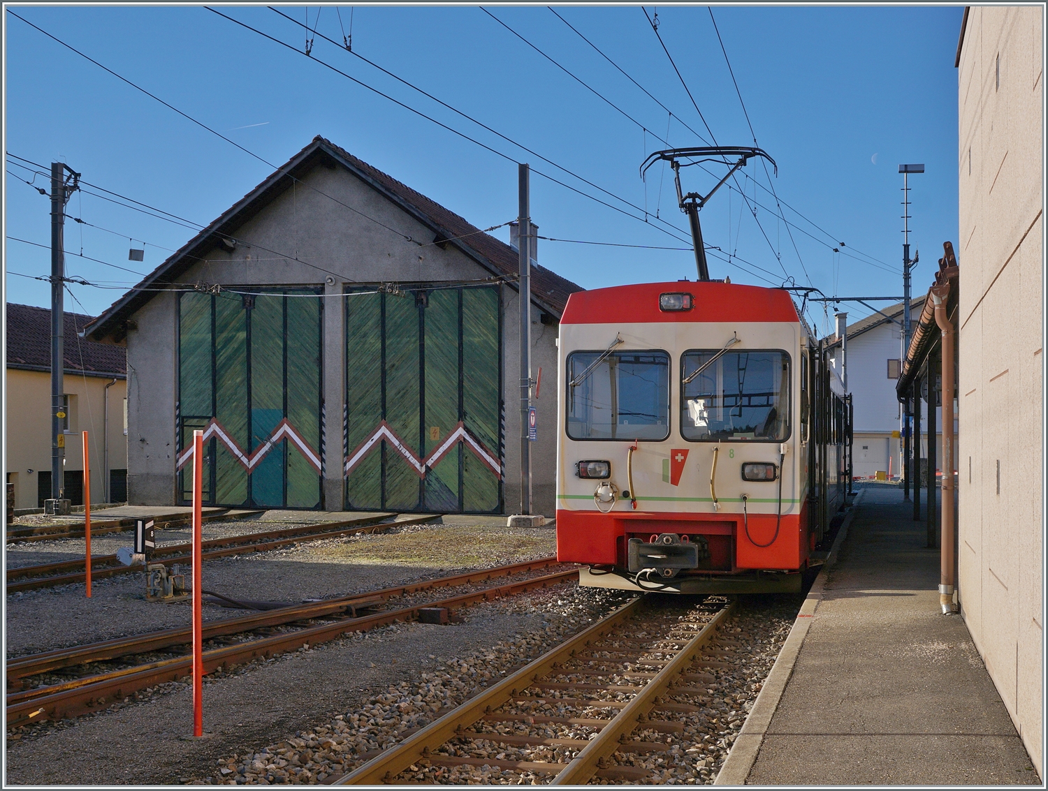 Der TRN tansN (ex. cnm) BDe 4/4 n° 8 ist in Les Pons-de-Martel angekommen und macht nun eine länger Pause (Taktlücke). 

3. Feb. 2024