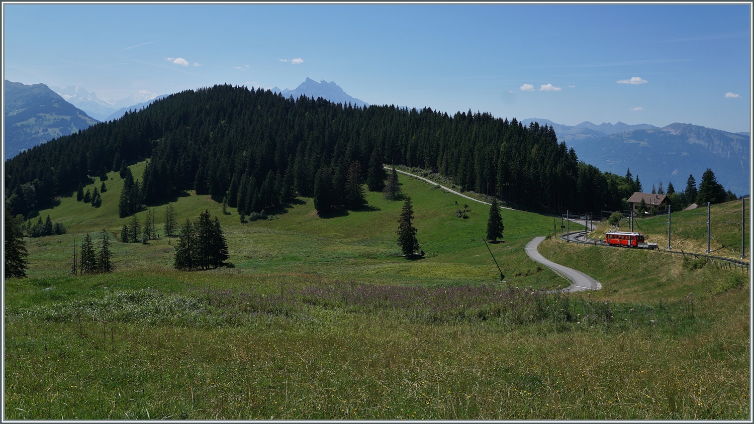 Der Versuch den BDeh 2/4 25 (unten rechts)  UND den Mont Blanc (oben links) auf einem Bild zu zeigen. Ob er gelungen ist, lasse ich den Betrachter entscheiden.

Bei Col-de-Soud, am 19. August 2023