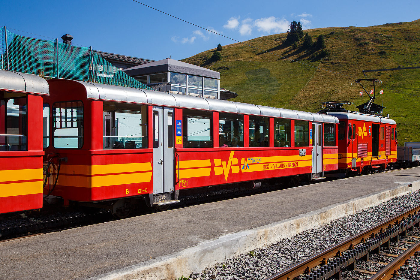 Der vierachsige 2.Klasse Personenwagen tpc BVB B 51, eingereiht in einen Personenzug hinter der tpc BVB HGe 4/4 32 „Villars“ am 10 September 2023 im Bergbahnhof Col-de-Bretaye (1.808 m ü. M.).

Der Wagen wurde 1953 von der SIG (Schweizerische Industrie-Gesellschaft) in Neuhausen am Rheinfall gebaut, die Elektrik ist von der MFO (Maschinenfabrik Oerlikon). Der Wagen hat ein Eigengewicht von 8,5 t und hat 40 Sitzplätze sowie 60 Stehplätze.

Heute sind diese Garnituren nicht mehr im Planeinsatz. Hier an dem Wochenende (08 bis 10 September 2023) feiert die TPC 125 Jahre BVB! (Les TPC célèbrent les 125 ans du BVB!). So kamen auch historische Züge und Triebwagen zum Einsatz. 
