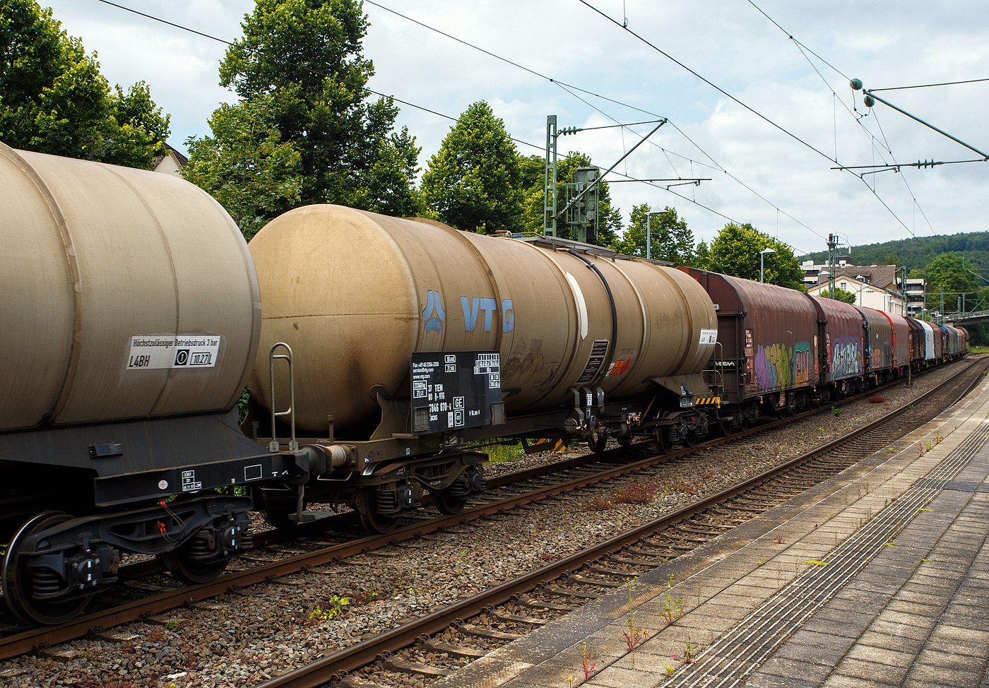 Der vierachsige Drehgestell-Kesselwagen (unten entleerender  Chemiekesselwagen) 37 80 7846 070-6 D-VTG der Gattung Zacns (VTG-Typ C20.087D). der VTG Rail Europe GmbH (Hamburg), laut Gefahrguttafel/Warntafel 30/1120 beladen mit Butanole, 04 Juli 2024 im Zugverband bei der Zugdurchfahrt in Kirchen(Sieg).