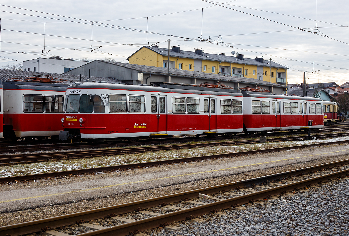 Der vierachsige Elektrotriebwagen ET 22.133 (B4 ET 9481 4942 000-0) ex KFBE 1288, ex KVB 1003, ist gekuppelt mit dem vierachsigen Steuerwagen ES 22.233, ex KFBE 2289, ex KVB  2003, ex KVB 1503, beide der Stern & Hafferl Verkehrsgesellschaft m.b.H. (StH), sind am 14 Januar 2025 beim Bahnhof Vorchdorf-Eggenberg abgestellt. Hinten rechts die E-Lok E 20 006 (A-STH 91 81 1943 001-8) der der Stern & Hafferl Verkehrsgesellschaft m.b.H. (StH), ex SLB E 64, ex SAKOG E 27 001.

Der normalspurige Triebwagen sowie auch der Steuerwagen wurden 1953/54 von Westwaggon (Vereinigte Westdeutsche Waggonfabriken) fr die KVB - Klner Verkehrs-Betriebe AG gebaut. Beide haben jeweils nur einen1 Fhrerstand. Im April 1964 gingen sie an die Kln-Frechen-Benzelrather Eisenbahn (kurz KFBE), die seit 1960 als Ganzes zu den Klner Verkehrs-Betriebe (KVB) gehrte. Im Oktober 1969 wurde die Einheit abgestellt, da 1969 der KFBE-Personenverkehr ins Klner Straen- und Stadtbahnnetz integriert wurde. Im Jahr 1970 wurden sie an die LLB fr Strecke Linz – Eferding – Waizenkirchen, heute Teil der Linzer Lokalbahn (LILO) verkauft. 1975/76 erfolgte die Wiederinbetriebnahme und sie waren lange Jahre auf der Linzer Lokalbahn unterwegs. Die Einheit ist auch unter dem Begriff  Sambawagen  bekannt.

TECHNISCHE DATEN:
Spurweite: 1.435 mm (Normalspur)

Triebwagen (ET 22.133):
Baujahr: 1954
Achsfolge: Bo' Bo' + 2´2`
Lnge: 15.750 mm
Eigengewicht: 24,1 t
Leistung: 272 kW (370 PS)
Hchstgeschwindigkeit: 60 km/h
Sitzpltze: 49 (und 7 Klappsitze)

Steuerwagen (ES 22.233)
Baujahr: 1953
Achsfolge: 2´2`
Lnge: 15.750 mm
Eigengewicht: 18 t
Hchstgeschwindigkeit: 60 km/h
Sitzpltze: 49
