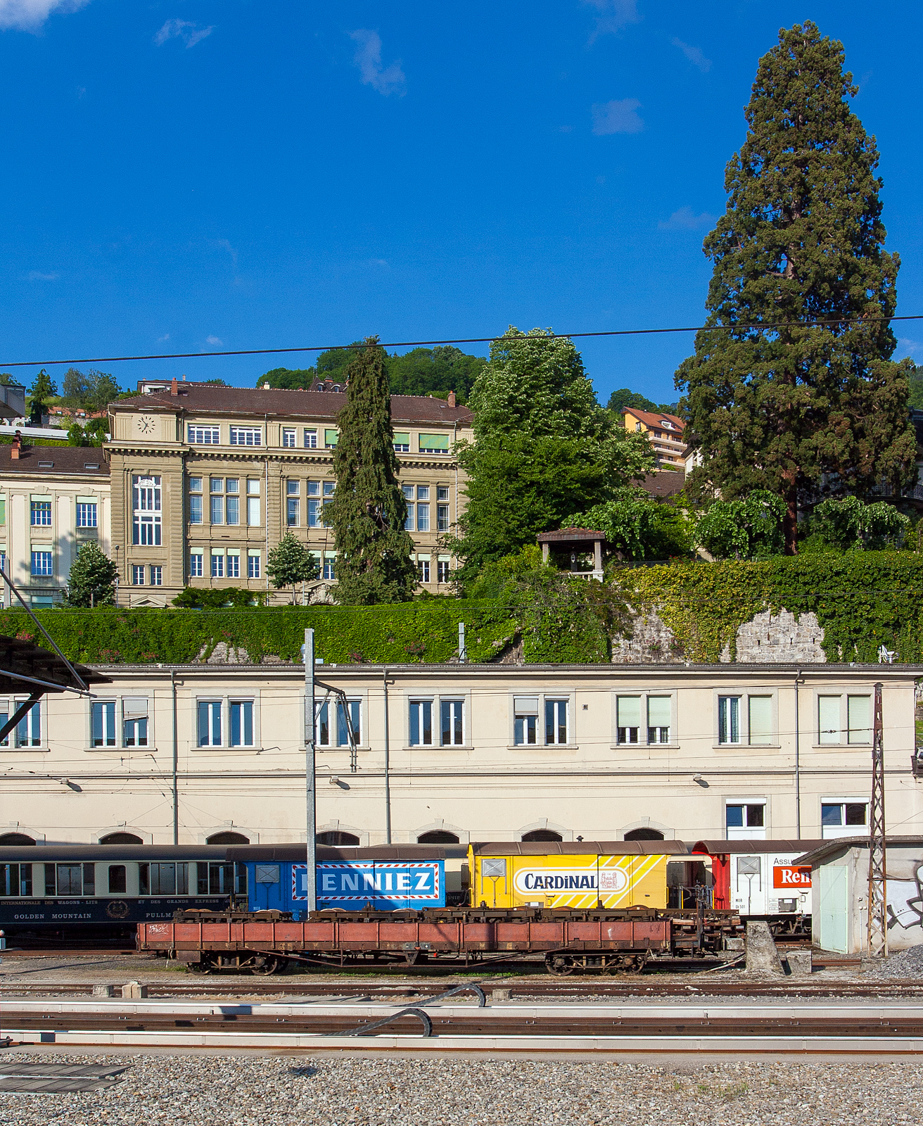 Der vierachsige Flachwagen Baudienst (Niederbordwagen) MOB X 15, ex MOB Rko 825 Flachwagen mit Stirnwänden und Rungen. ex MOB O 823, ist am 28 Mai 2012 im Bahnhof Montreux abgestellt. Dahinter drei gedeckte Güterwagen u.a. recht MOB Gk 501, dahinter noch ein Pullmanzug. Aufnahme aus einem Zug heraus.

Der schmalspurige Drehgestell-Güterwagen mit Bremserbühne wurde 1914 von der SWS (Schweizerische Wagonsfabrik AG in Schlieren) gebaut und als Flachwagen mit Stirnwänden und sechs klappbaren Rungen pro Seite O 823 an die MOB (Montreux–Berner Oberland-Bahn) geliefert, 1973 erfolgte die Umbezeichnung in Rko 823. Im Jahr 1976 erfolgte der Umbau (mit Aufbau von steckbaren Metallwänden an Seite und Stirnwand) zum Baudienst-Wagen und 1977 die Umbezeichnung zum X 15.
	
TECHNISCHE DATEN:
Hersteller: SWS (1914) / MOB (Umbau 1976)
Spurweite: 1.000 mm (Meterspur)
Achsanzahl: 4 (in 2 Drehgestellen)
Länge über Puffer: 14.500 mm 
Höhe: 2.050 mm
Breite: 2.550 mm
Drehzapfenabstand: 8.960 mm 
Achsabstand im Drehgestellt: 1.600 mm
Laufraddurchmesser: 750 mm
Eigengewicht: 9.800 kg
Max. Ladelänge: 12.830 mm
Ladefläche: 32,0 m²
Max. Ladegewicht: 15 t
Höchstgeschwindigkeit: 50 km/h
Kupplungen: Mittelpuffer mit einer Schraubenkupplungen (Zp 1)
