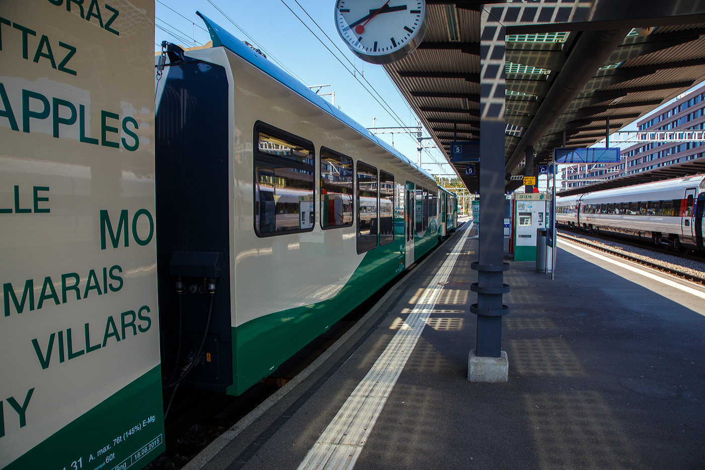 Der vierachsige Niederflurzwischenwagen BAM/MBC B 2067, eingereiht in einen MBC Pendelzug, steht am  07 September 2023 im Bahnhof Morges.

Diese drei von Stadler 2010 gebauten Niederflurzwischenwagen (B 2065–2067) der MBC bildeten den Ausgangspunkt fr die Konstruktion der Stadler Westschweizer Meterspur Niederflur-Triebwagen.

TECHNISCHE DATEN Niederflurzwischenwagen:
Hersteller:  Stadler Bussnang AG
Baujahr: 2010
Spurweite: 1.000 mm (Meterspur)
Achsfolge: 2' 2' (2 Achsen in 2 Drehgestellen)
Lnge ber Puffer: 20.000 mm
Fahrzeugbreite: 2.650 mm
Fahrzeughhe: 4.020 mm
Drehzapfenabstand: 14.200 mm
Achsabstand im Drehgestell: 1.800 mm
Laufraddurchmesser: 770 mm (neu)
Eigengewicht: 23t
Hchstgeschwindigkeit: 100 km/h
Sitzpltze: 64 (2. Klasse)
Kupplungstyp: +GF+ 

Quelle: Stadler Rail, Anschriften am Fahrzeug und Wikipedia