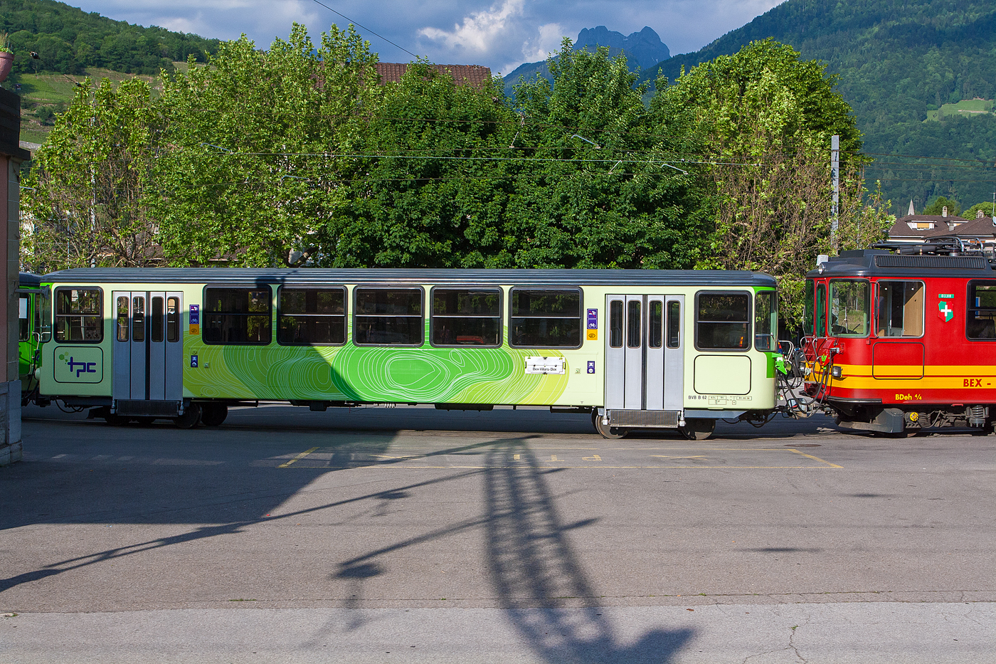 Der vierachsige Personenwagen (zweite Klasse) tpc BVB B 62, eingereiht in einem Pendelzug mit dem Triebwagen tpc BVB BDeh 4/4 82 „Ollon“, am 28 Mai 2012 beim Bahnhof Bex (Vorplatz). Bild aus einem SBB Zug heraus.

Der Zwischenwagen wurde 1976 als B 62 zu den BVB Triebwagen BDeh 4/4 81 und 82 (von SWP/SLM/SAAS) von SWP (Schindler Waggon AG) in Pratteln gebaut, die Elektrik ist von SAAS (Socit Anonyme des Ateliers de Scheron in Genf, spter ABB).

TECHNISCHE DATEN des B 62:
Spurweite: 1.000 mm (Meterspur)
Achsanzahl: 4 (2´2´)
Zahnradsystem:  Abt (Bremszahnrad)
Lnge ber Kupplung: 15.600 mm
Eigengewicht: 8,5 t
Max. Neigung : 200 ‰
Hchstgeschwindigkeit (Adhsion): 40 km/h
Hchstgeschwindigkeit (Zahnrad): 20 km/h 
(Berg auf) / 15 km/h (Talfahrt)
Sitzpltze: 48 (in der 2.Klasse), bei 
Rev. 05.08 noch 40
Stehpltze: 72
Kupplung: +GF+-Kupplung
Bremse: Frein P-A
Revision: 05.16 (es kamen 8 Sitzpltze hinzu)