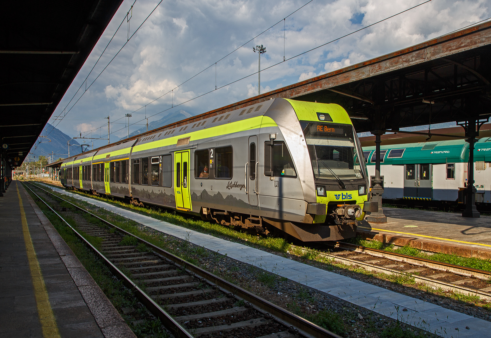 Der vierteilige BLS  Ltschberger  RABe 535 117-6 (94 85 7535 1117-6 CH-BLS) hat uns am 07 September 2021 von Brig nach Domodossola gebracht, nun steht er wieder als RE nach Bern zur Rckfahrt im Bahnhof Domodossola bereit.