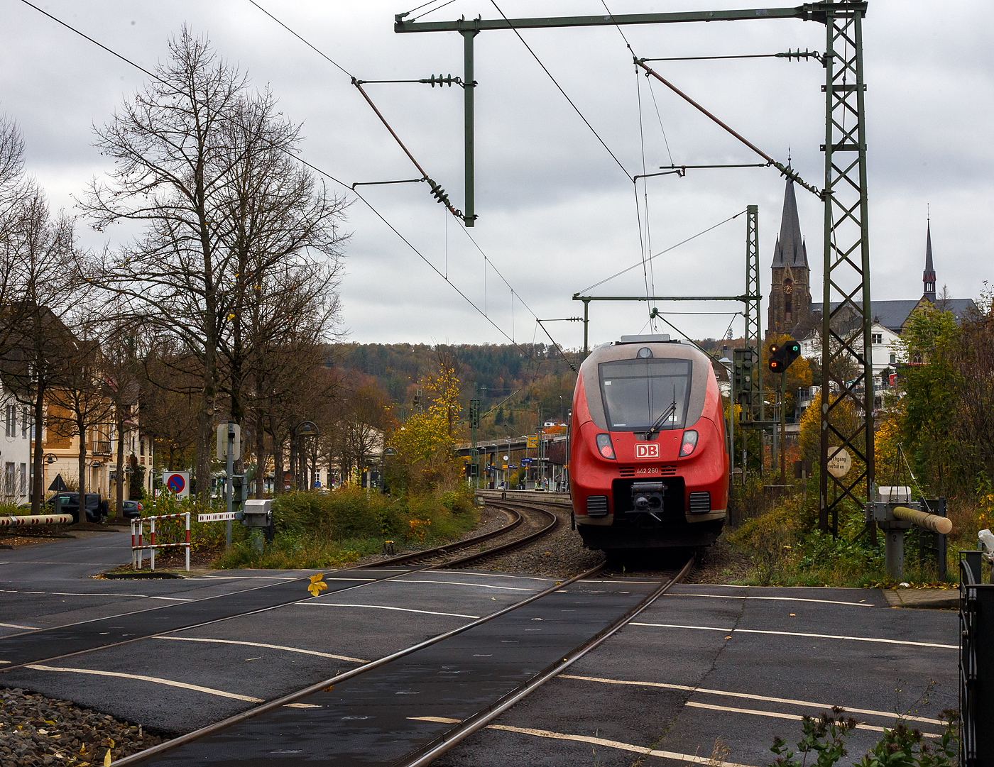 Der vierteilige Bombardier Talent 2 (442 760 / 442 260) erreicht am 02 November 2024, als RE 9 rsx - Rhein-Sieg-Express (Aachen - Köln - Siegen), den Bahnhof Kirchen/Sieg.