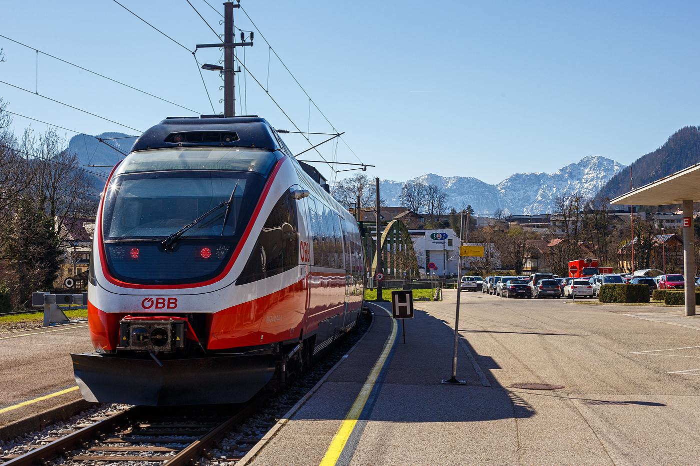 Der vierteilige elektrische TALENT ÖBB 4024 044-1 verlässt nun, als REX 70 nach Stainach-Irdning, am 03 April 2025 den Bahnhof Bad Ischl. Gleich geht es über die Traun-Brücke.
