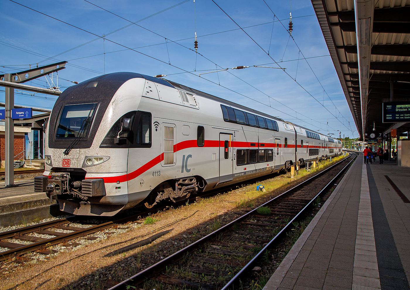 Der vierteilige Stadler KISS - IC2 4113 der Baureihe 4110 (ex Westbahn) der DB Fernverkehr AG hat am 16.05.2022, als IC 2274 von Dresden Hbf, via Berlin Hbf und Waren(Müritz) den Hbf Rostock, erreicht. 

Diese vierteilige Stadler KISS - Garnitur IC 4113 besteht aus 93 85 4110 113-6 CH-DB / 93 85 4110 413-0 CH-DB / 93 85 4110 513-7 CH-DB / 93 85 4110 613-5 CH-DB. 

Die Triebzüge wurden 2017 von der Stadler Rail AG für die österreichische WESTbahn gebaut, seit Dezember 2019 sind, 9 dieser KISS. bei der DB Fernverkehr AG. Nach Anpassungen erfolgte die Betriebsaufnahme im März 2020. Diese Triebzüge sind in der Schweiz eingestellt/registriert und haben die Zulassungen für die Schweiz, Österreich und Deutschland. Eigentlich wollte die DB die Züge um ein Wagenteil verlängern, da dies aber eine komplette neue Zulassung durch das EBA erfordert hätte, hat man davon Abstand genommen. 

 KISS  - das heißt: Komfortabler Innovativer Spurtstarker S-Bahn-Zug. Aber nicht nur die DB Regio AG setzt auf die  KISS -Doppelstockzüge des Schweizer Herstellers Stadler Rail bzw. Stadler Pankow, auch DB Fernverkehr erweitert seine Intercity 2-Flotte durch den Kauf von 17 hochwertigen gebrauchten Doppelstockzügen dieses Typs, die bisher bei der österreichischen Westbahn im Einsatz waren. Die Fahrzeuge sind größtenteils erst zwei Jahre alt und haben bei den Kunden in Österreich höchste Zufriedenheitswerte erreicht.

Ursprünglich wurde das Fahrzeugkonzept für S-Bahnen entwickelt. Längst ist die KISS-Plattform aber weiterentwickelt worden für schnelle Regional-Express-Linien und es gibt sogar eine Fernverkehrsvariante mit sehr komfortabler Innenausstattung und einer Druckertüchtigung für das Befahren von Tunnels mit 200 km/h und einem entgegenkommenden 300 km/h-Zug. Mit einer S-Bahn hat das nur noch in einer Disziplin zu tun: Nämlich eine enorm gute Beschleunigung!

Die hochwertigen Kiss-Züge, die bisher bei der Westbahn fuhren, sind bis zu 200 km/h schnell und bestehen aus vier bzw. sechs Wagen. Nach den Anpassungen für den Intercity-Einsatz verfügen sie über rund 300 bzw. 470 Sitzplätze. Auf zwei Etagen gibt es komfortable Sitzlandschaften und viel Bewegungsfreiheit. Die Fahrzeuge sind mit WLAN und Steckdosen (je Sitzplatz eine) ausgestattet sowie einem modernen Fahrgastinformationssystem. Auch ein gastronomischer Service mit heißen und kalten Getränken, süßen und herzhaften Snacks sowie frischen Baguettes ist vorgesehen. Die vorhandenen Bereiche für Reisende mit Mobilitätseinschränkungen, für Gepäck und Fahrräder werden entsprechend üblicher DB-Standards sukzessive erweitert.

Zahlen, Daten, Fakten:
Betriebsaufnahme: März 2020 
Zugkonzept: Doppelstock-Triebwagen 
Hersteller: Stadler Rail 
Anzahl Züge: 9 
Anzahl Wagen pro Zug: 4 (2 angetriebene Endwagen und 2 Mittelwagen) 
Zuglänge: 100 Meter 
Zugelassene Höchstgeschwindigkeit: 200 km/h 
Leistung eines Triebzuges: 4.000 kW Dauerlast, 6.000 kW Spitzenlast