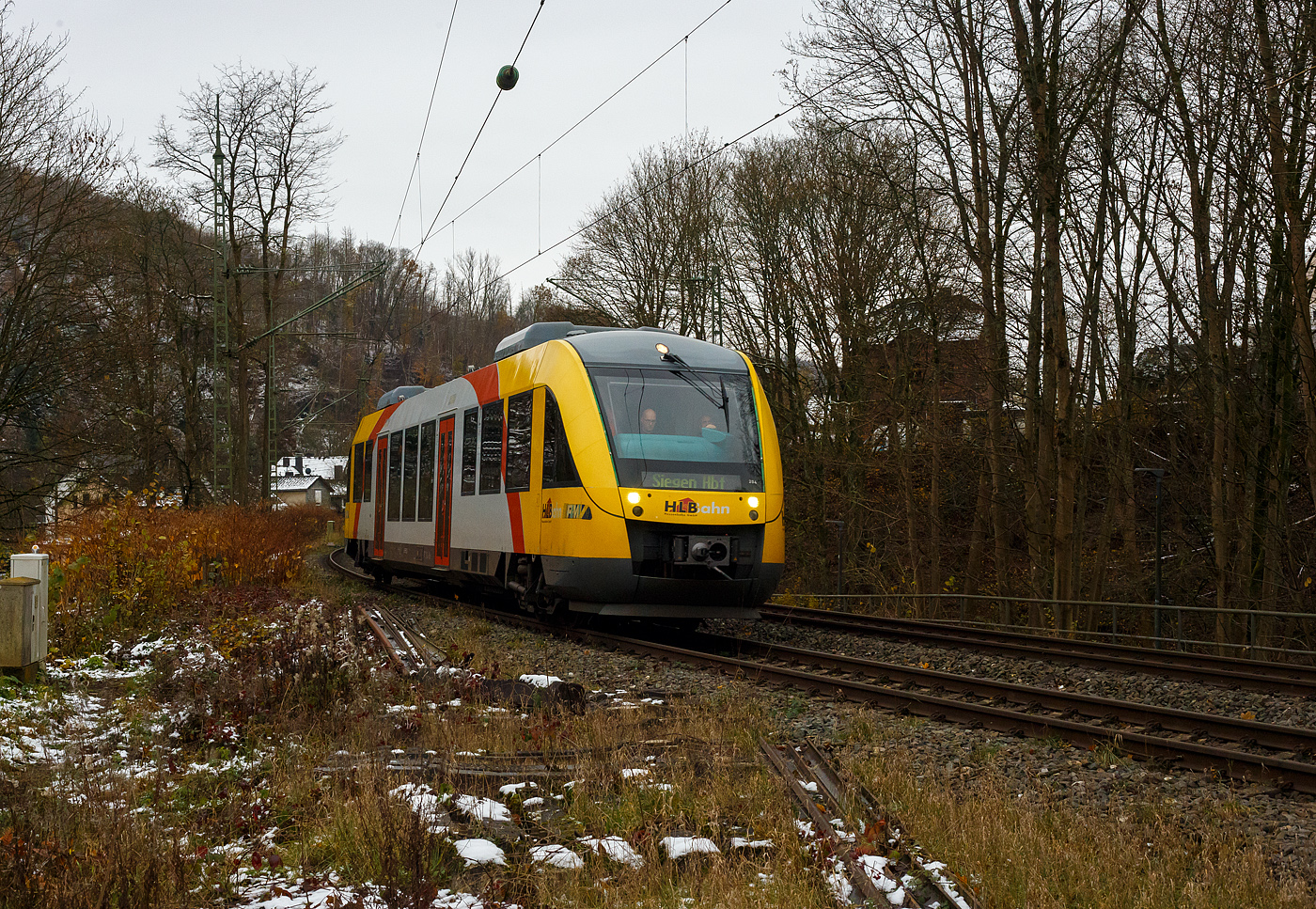 Der VT 204 ABpd (95 80 0640 104-5 D-HEB) ein Alstom Coradia LINT 27 der HLB (Hessische Landesbahn) erreicht am 22 November 2024, als RB 90  Westerwald-Sieg-Bahn  (Altenkirchen/Westerwald - Au/Sieg - Betzdorf/Sieg – Siegen), nun bald den Bahnhof Kirchen/Sieg. Ich stehe beim Bahnübergang Bü km 120, 915 an der Siegstrecke, direkt vor dem Bahnhof.