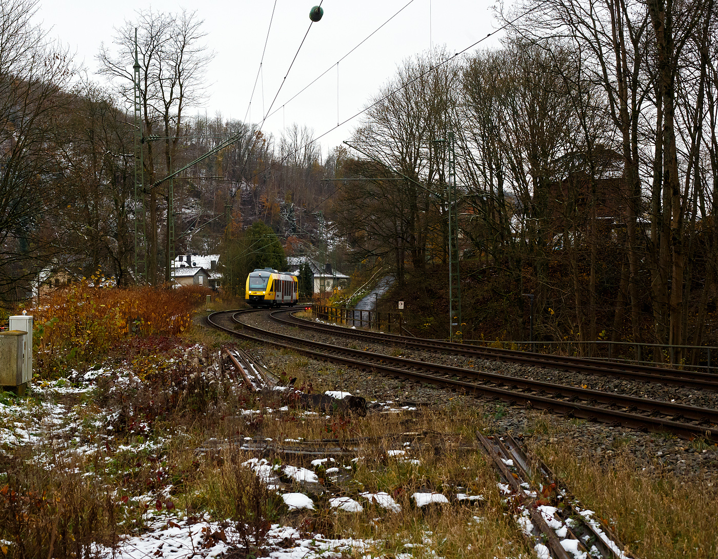 Der VT 204 ABpd (95 80 0640 104-5 D-HEB) ein Alstom Coradia LINT 27 der HLB (Hessische Landesbahn) erreicht am 22 November 2024, als RB 90  Westerwald-Sieg-Bahn  (Altenkirchen/Westerwald - Au/Sieg - Betzdorf/Sieg – Siegen), nun bald den Bahnhof Kirchen/Sieg. Ich stehe beim Bahnübergang Bü km 120, 915 an der Siegstrecke, direkt vor dem Bahnhof.