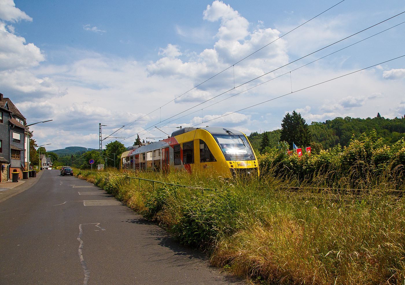 Der VT 208 ABp (95 80 0640 108-6 D-HLB), ein Alstom Coradia LINT 27 der HLB, fährt am 06.06.2023, als RB 90  Westerwald-Sieg-Bahn  (Siegen - Betzdorf – Au – Altenkirchen – Limburg/Lahn), durch Kirchen (Sieg) und erreicht auch bald den Bahnhof.

Der Alstom Coradia LINT 27 wurde 2004 von Alstom (LHB) in Salzgitter unter der Fabriknummer 1187-008 für die vectus Verkehrsgesellschaft mbH gebaut, mit dem Fahrplanwechsel am 14.12.2014 wurden alle Fahrzeuge der vectus nun Eigentum der HLB.
