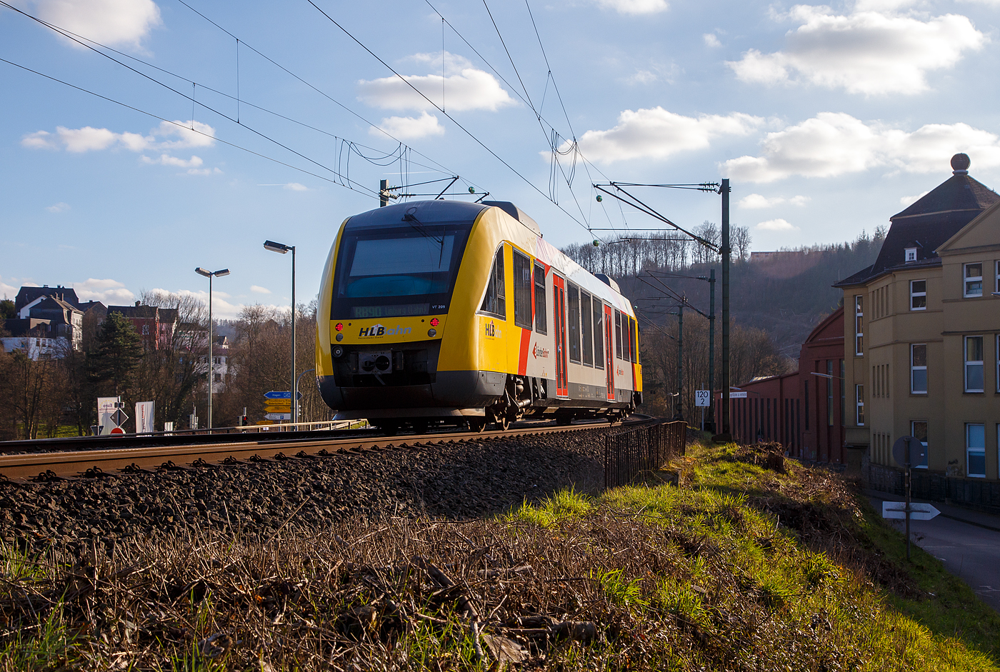 Der VT 209 ABp (95 80 0640 109-4 D-HEB), ein Alstom Coradia LINT 27 der HLB (Hessische Landesbahn). ex Vectus VT 209, erreicht am 21.02.2023 bald den Bahnhof Kirchen (Sieg) Er fhrt als RB 90  Westerwald-Sieg-Bahn  die Verbindung Siegen – Au(Sieg) - Altenkirchen – Westerburg – Limburg(Lahn).

Rechts im Bild die ehemalige Lokomotivfabrik Arnold Jung Jungenthal, wo mehr als 12.000 Lokomotiven gefertigt  wurden, unter anderem 1959 mit der 23 105 die letzte Neubaudampflok der DB.